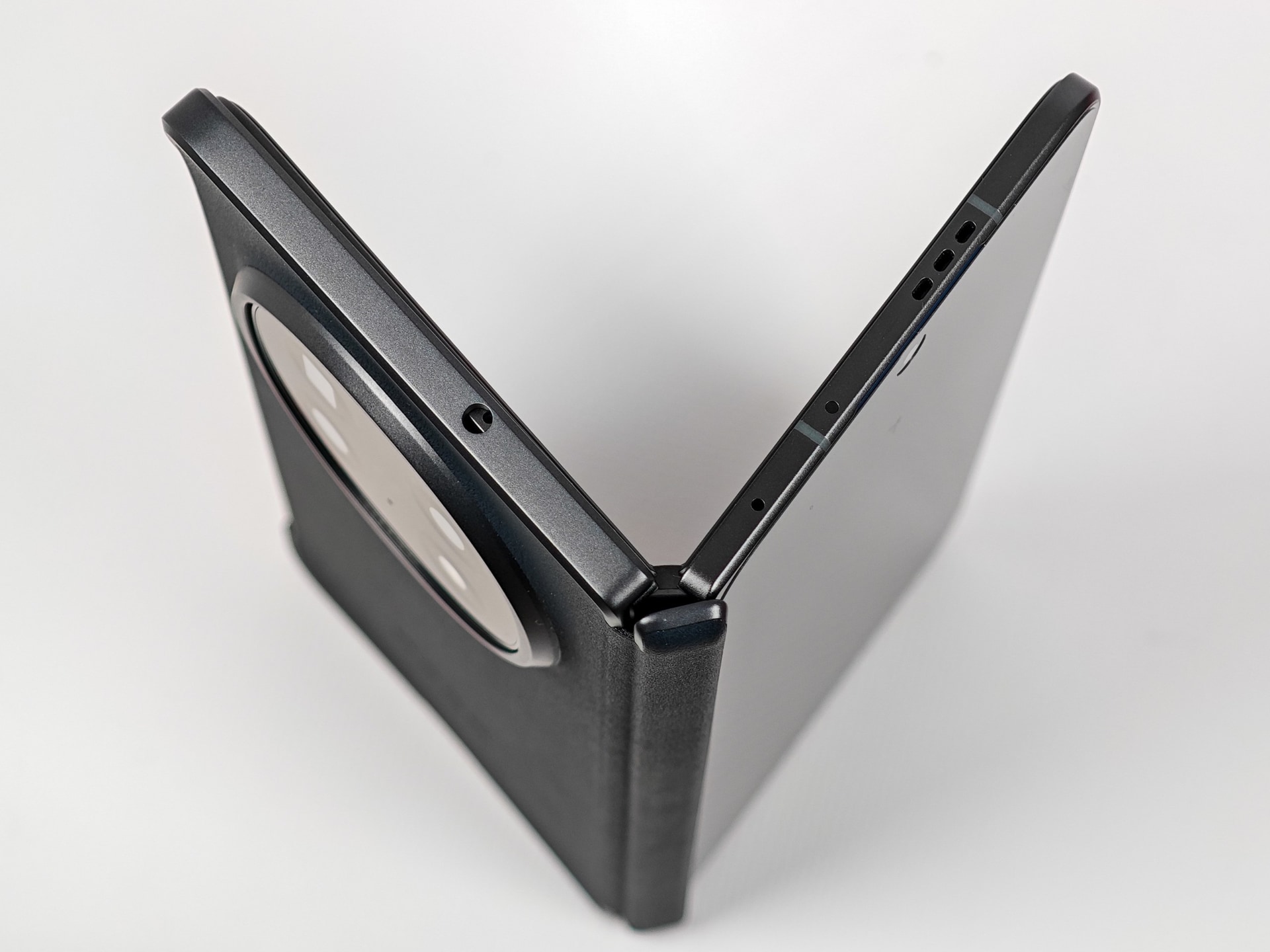 ヒンジ部分はマグネットでカバーされる