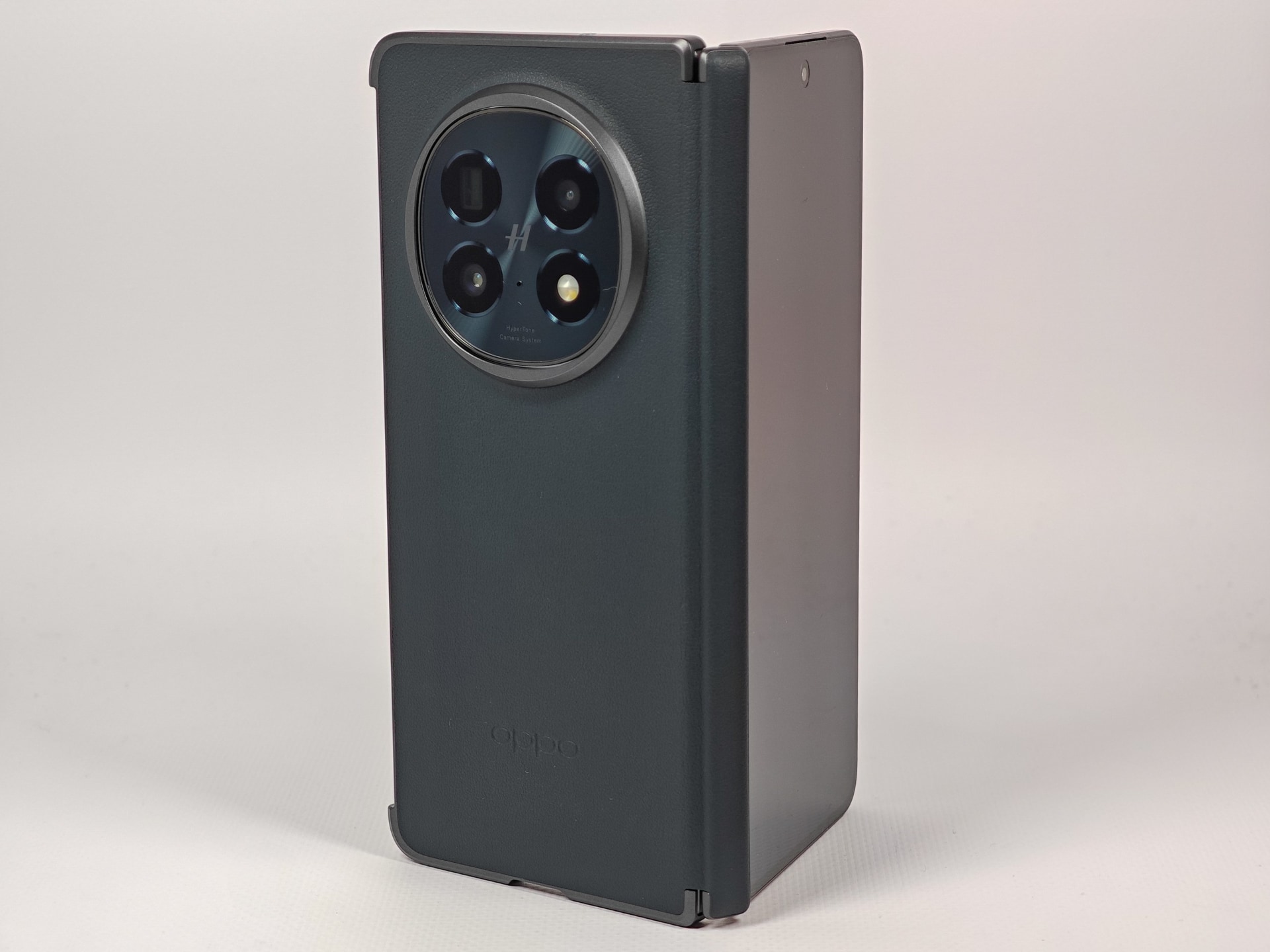 ヒンジ部分はマグネットでカバーされる