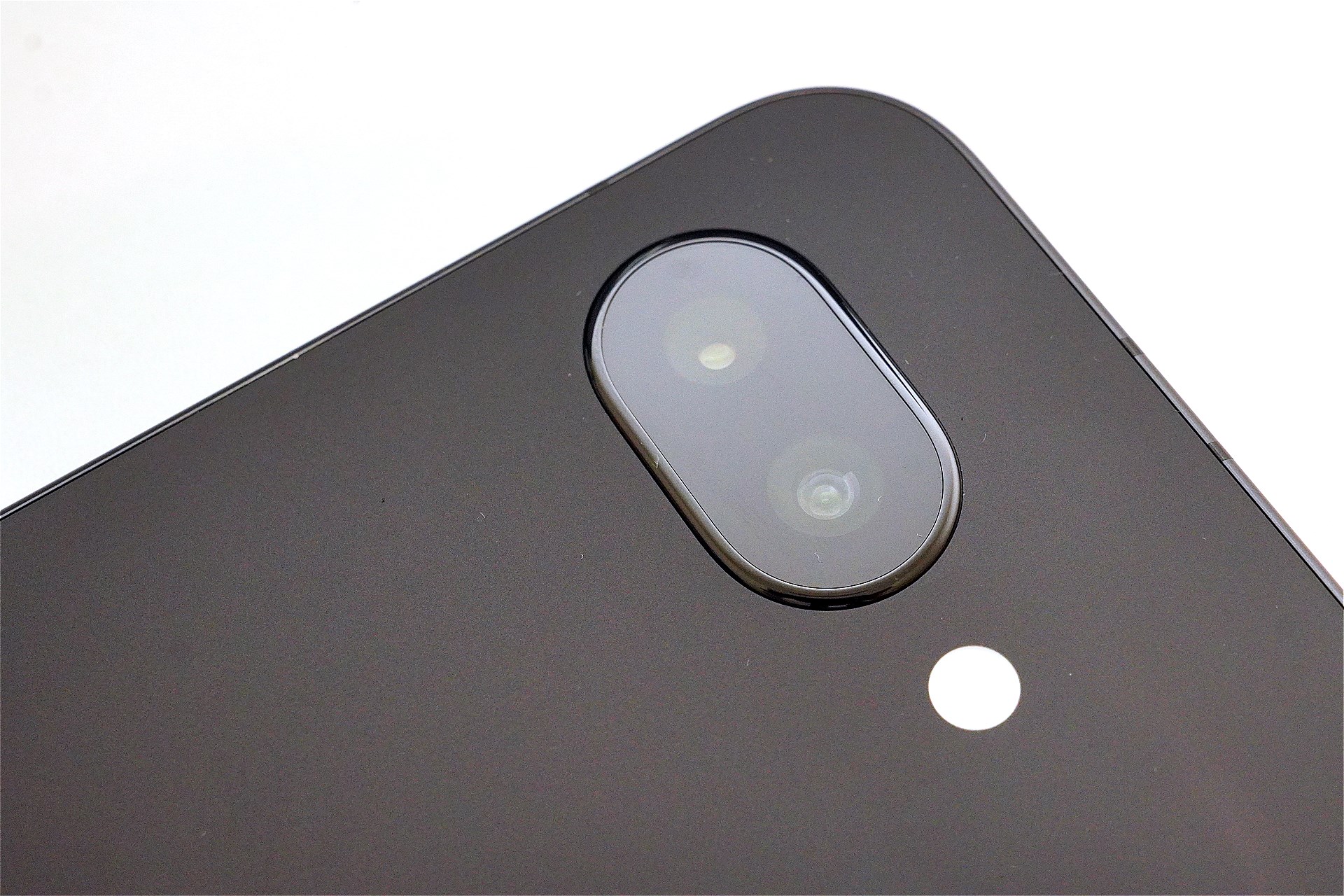 処理能力は高いPixel 9aだが、廉価モデルゆえにコストダウンしている部分も。カメラのセンサーサイズは、その1つだ