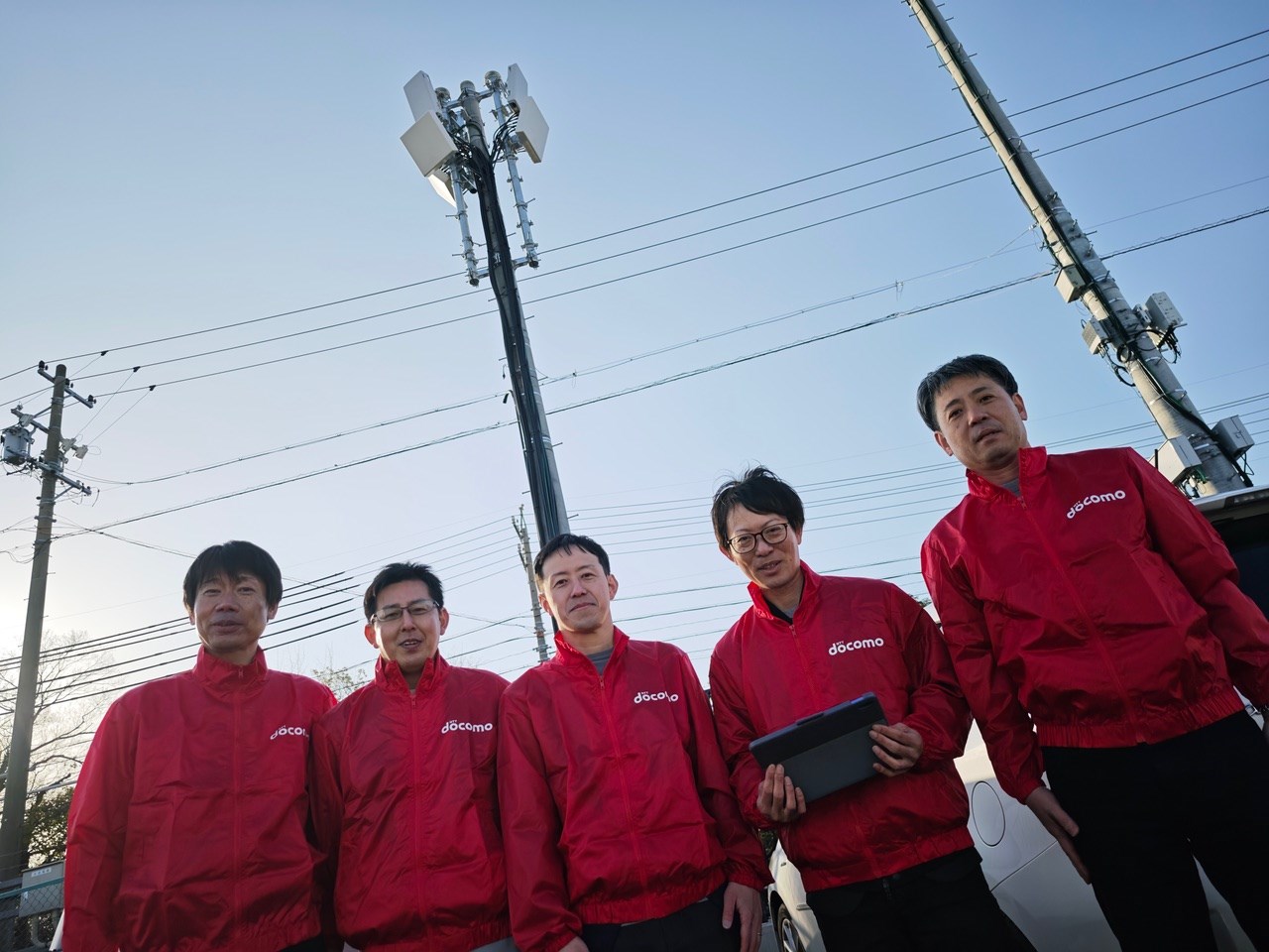 左からドコモCS関西 ネットワーク建設事業部 ネットワーク建設推進部 置局 濱島拓也置局設計（東海）担当課長、NTTドコモ東海支社 ネットワーク部エリア推進　山本貴之氏、NTTドコモ東海支社 ネットワーク部エリア推進 宮崎純一担当課長、NTTドコモ東海支社 ネットワーク部ネットワーク企画 岡寿美担当部長、ドコモCS東海 ネットワーク運営事業部 芝野諭エリア品質部長