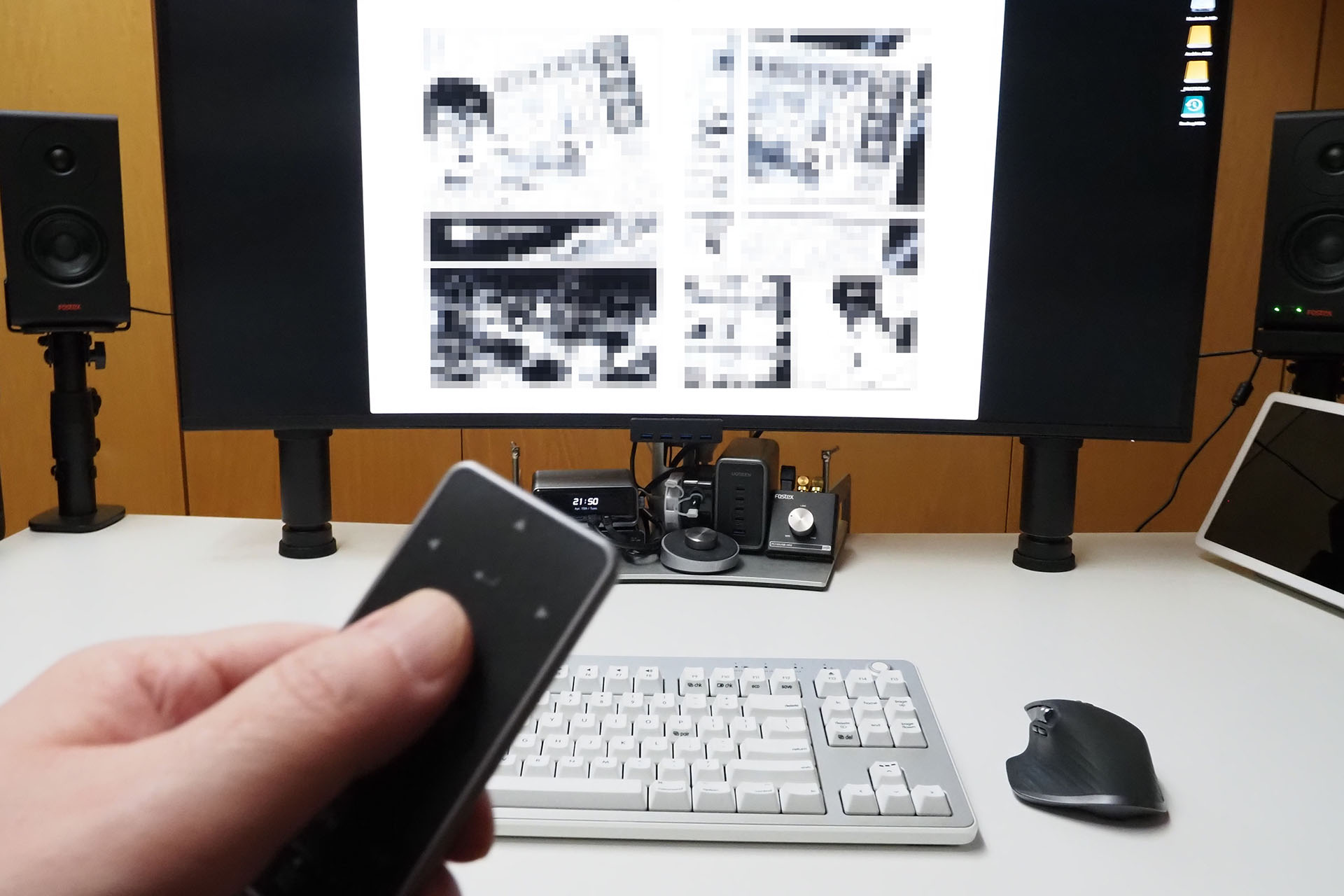 通常は画面から十分距離をとってリモコン操作。距離を取れば視線移動だけで電子書籍を読める。また電子書籍を大きく表示しているので距離を取っても文字を読める。