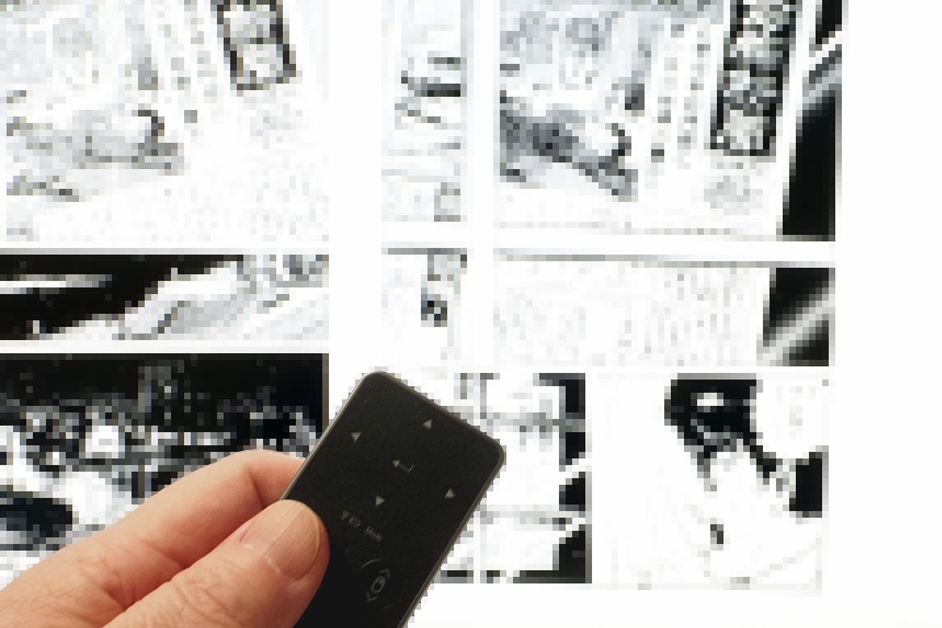 小さな図説などがある場合でも、顔を画面に近づければ読んだり確認したりできる。