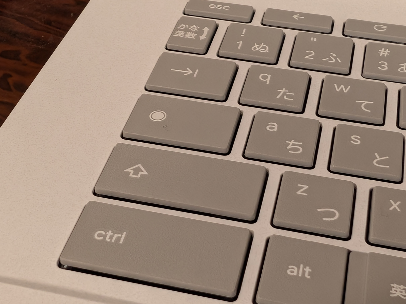 英語やひらがなの配列はWindows機と大差ありませんが、Caps Lockがないのには腰を抜かしました。写真中央、二重丸アイコンが表示されているキー（ランチャーキー）がありますが、ようはWindowsキー。メチャクチャ出番が多いキーです