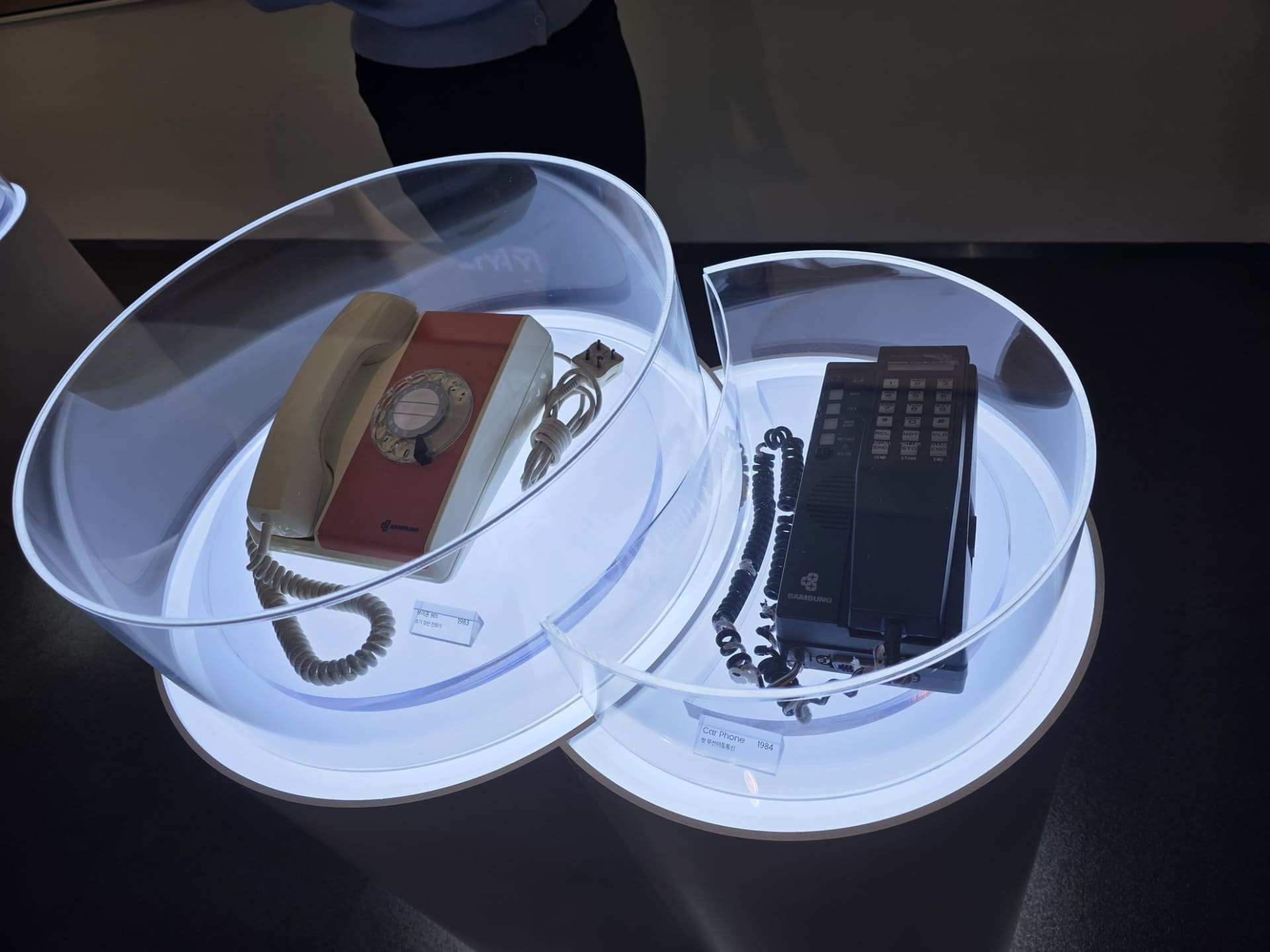 携帯電話の歴史をたどれる。最新機種は実際に触れられる