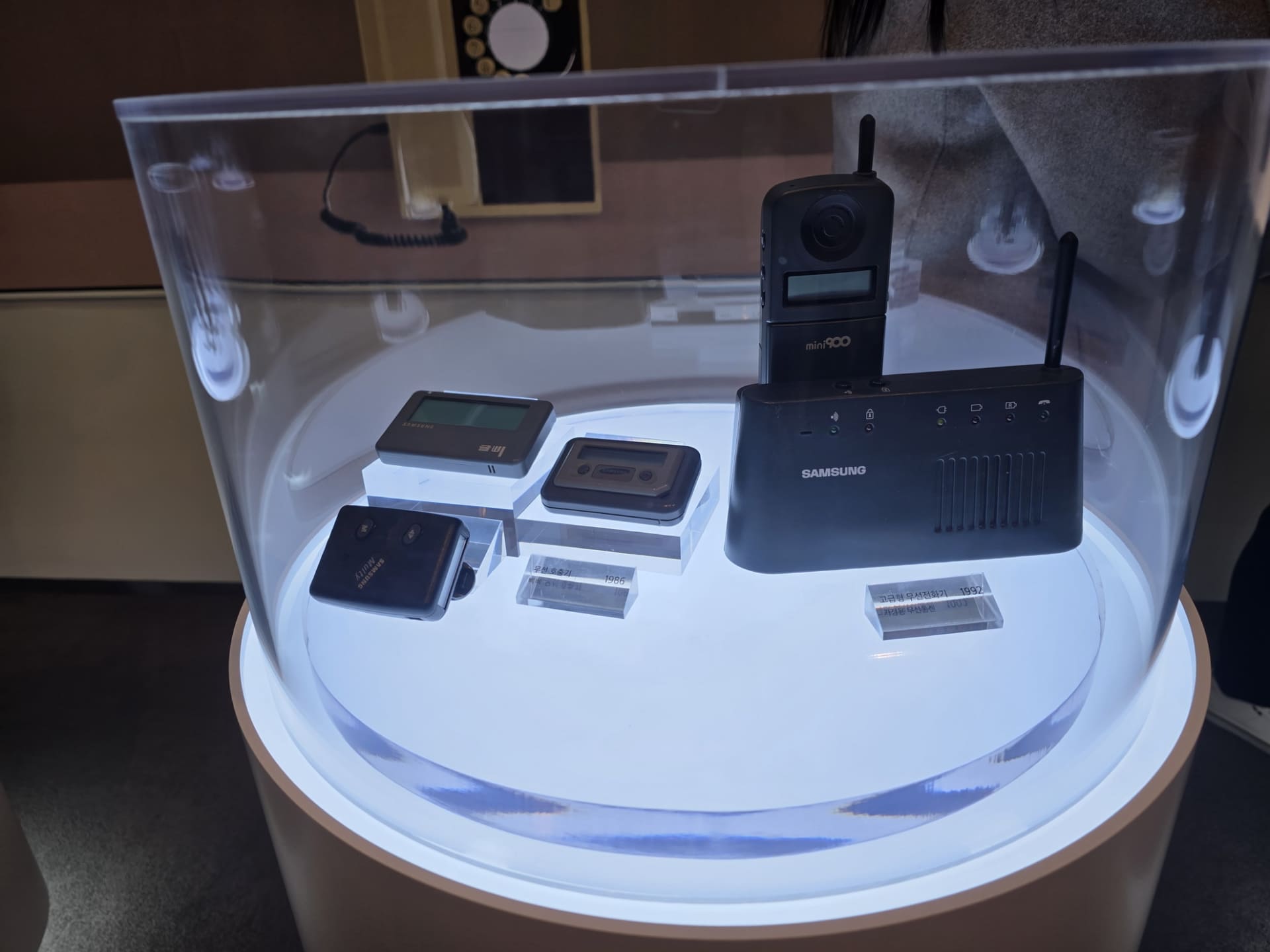 携帯電話の歴史をたどれる。最新機種は実際に触れられる
