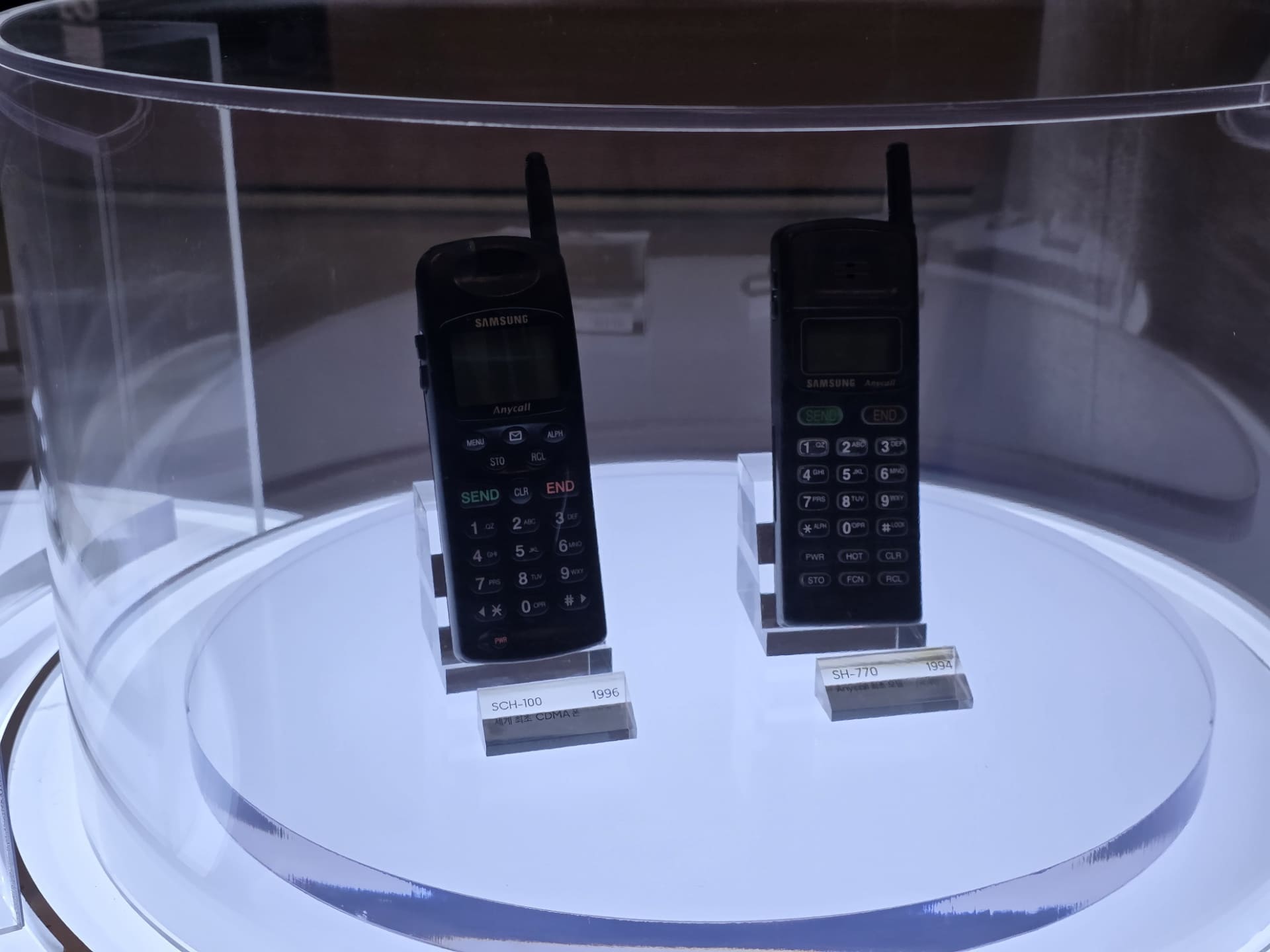 携帯電話の歴史をたどれる。最新機種は実際に触れられる
