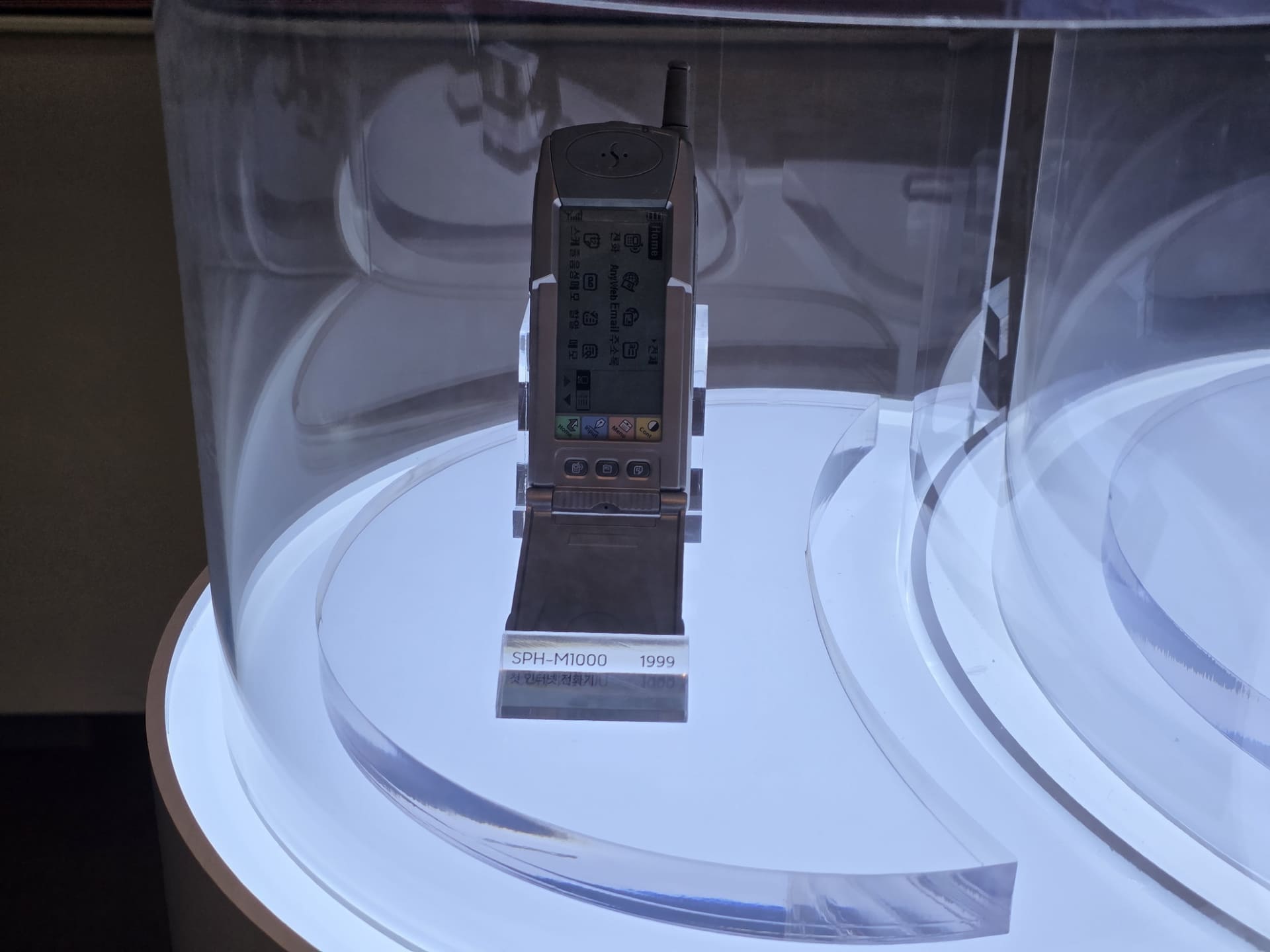 携帯電話の歴史をたどれる。最新機種は実際に触れられる