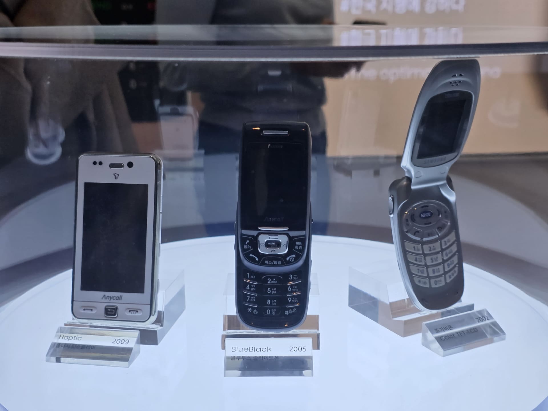 携帯電話の歴史をたどれる。最新機種は実際に触れられる