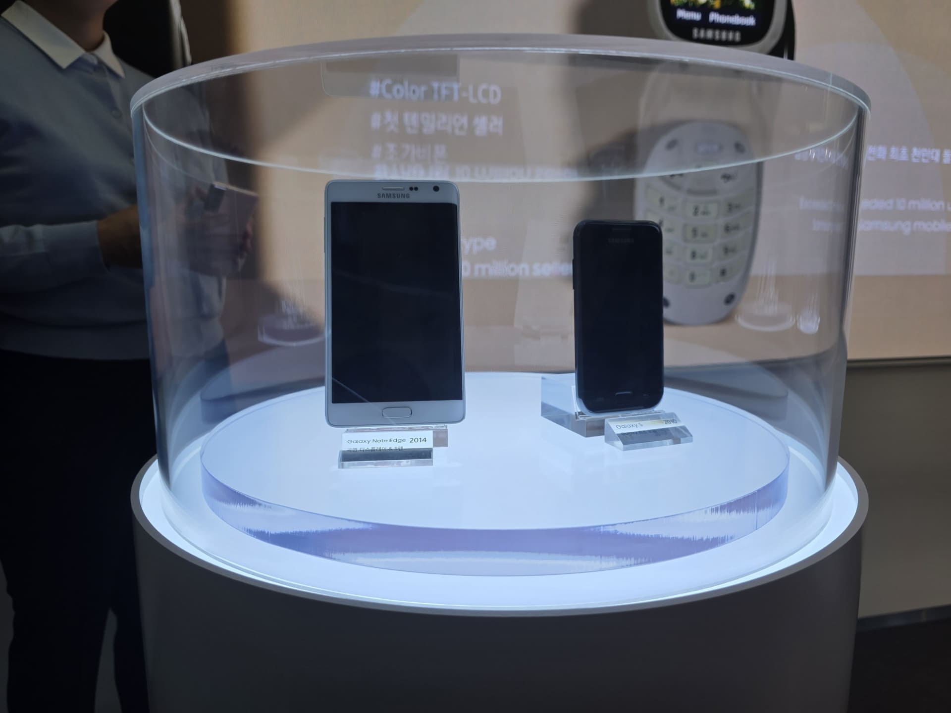 携帯電話の歴史をたどれる。最新機種は実際に触れられる