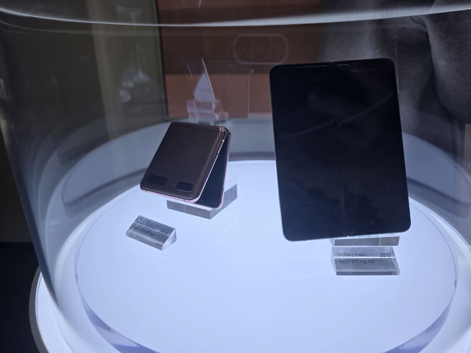 携帯電話の歴史をたどれる。最新機種は実際に触れられる