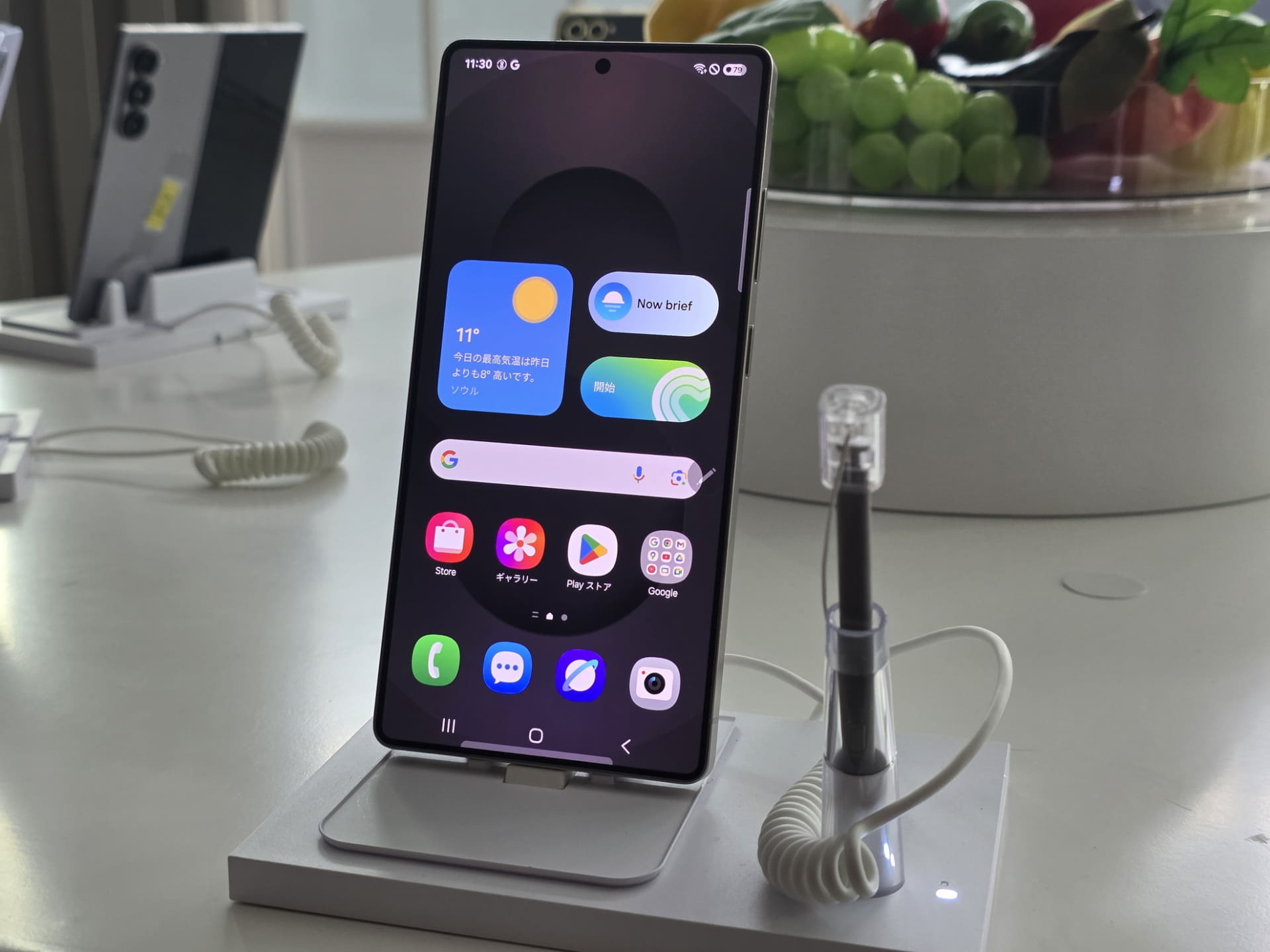 携帯電話の歴史をたどれる。最新機種は実際に触れられる