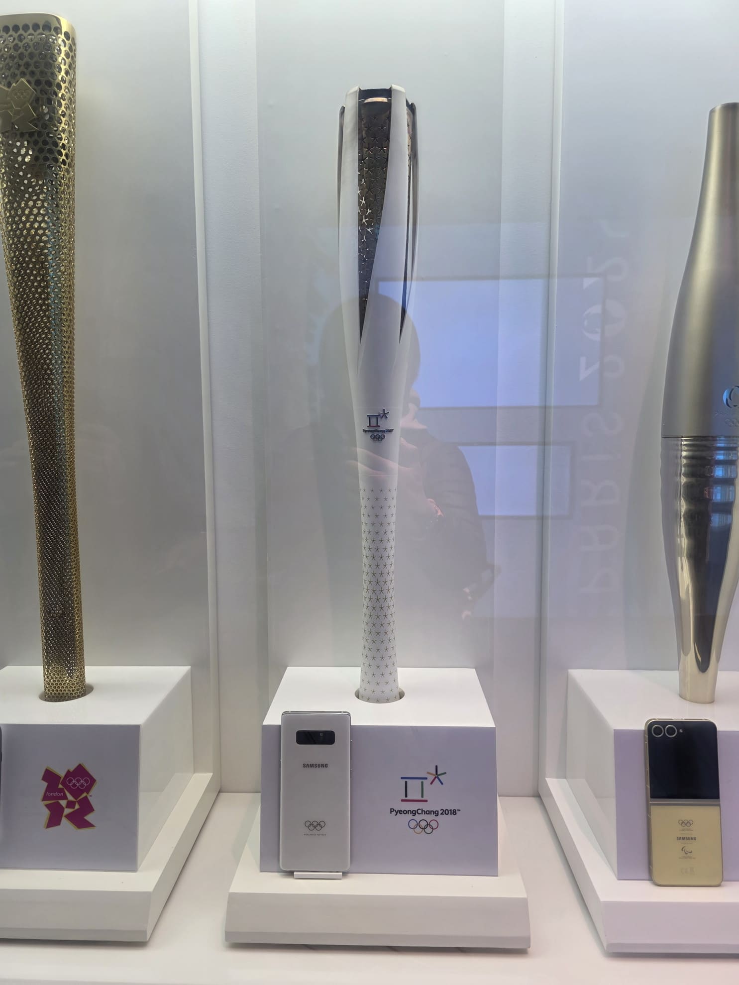 後半のエリアには、オリンピックモデルの端末と聖火リレーに使用されたトーチが展示されている