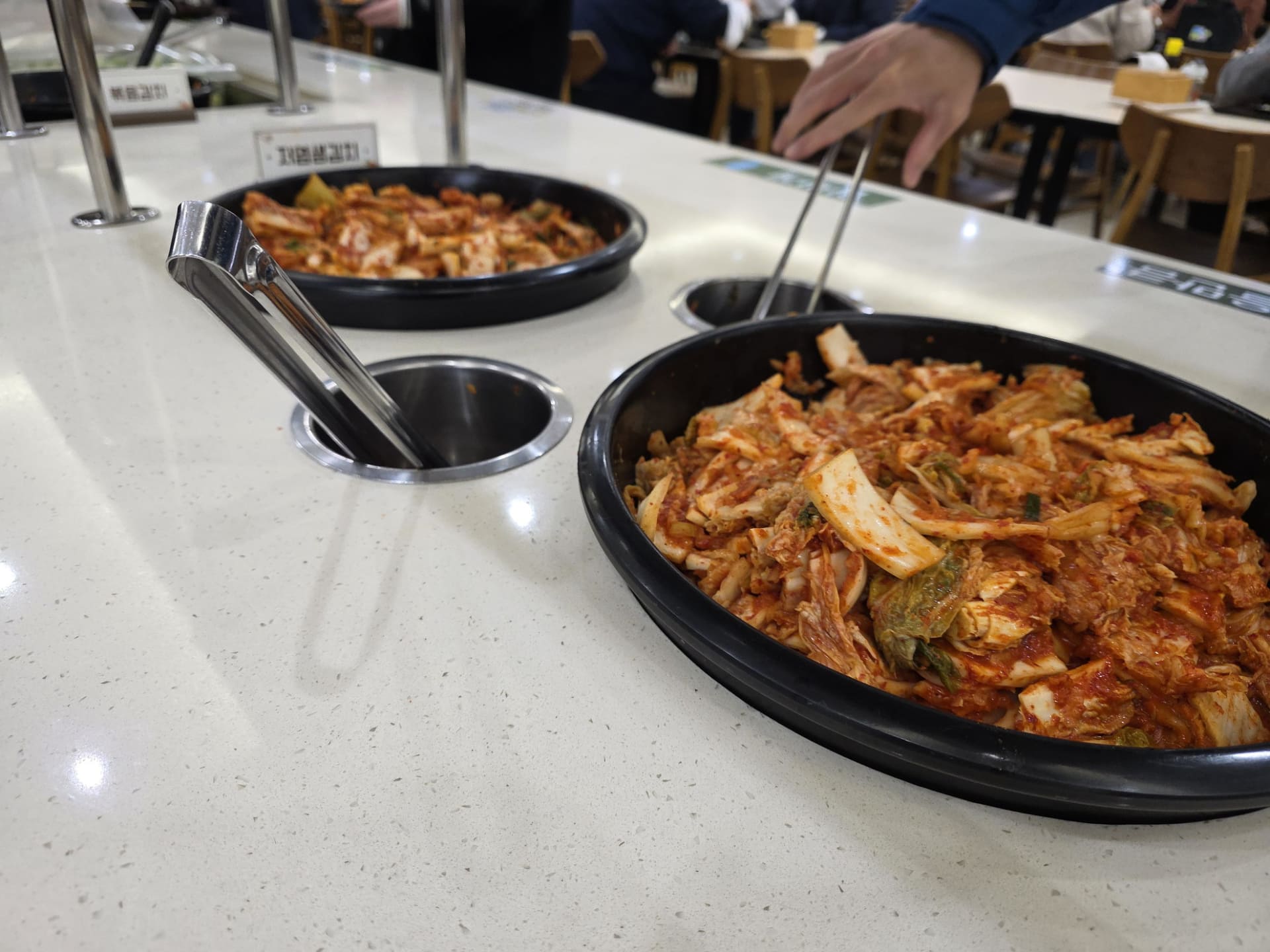 工場内の食堂には、当然のようにキムチが用意されている。漬け具合などに応じて3種類ラインアップされている