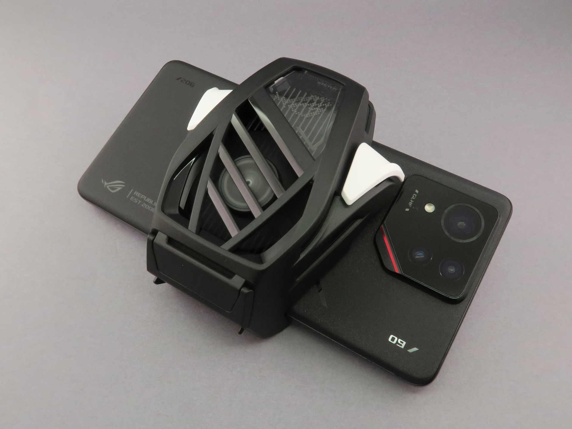 「ROG Phone 9 Pro Edition」に同梱される「AeroActive Cooler X Pro」を装着。内蔵のファンで本体を効率良く冷却できる