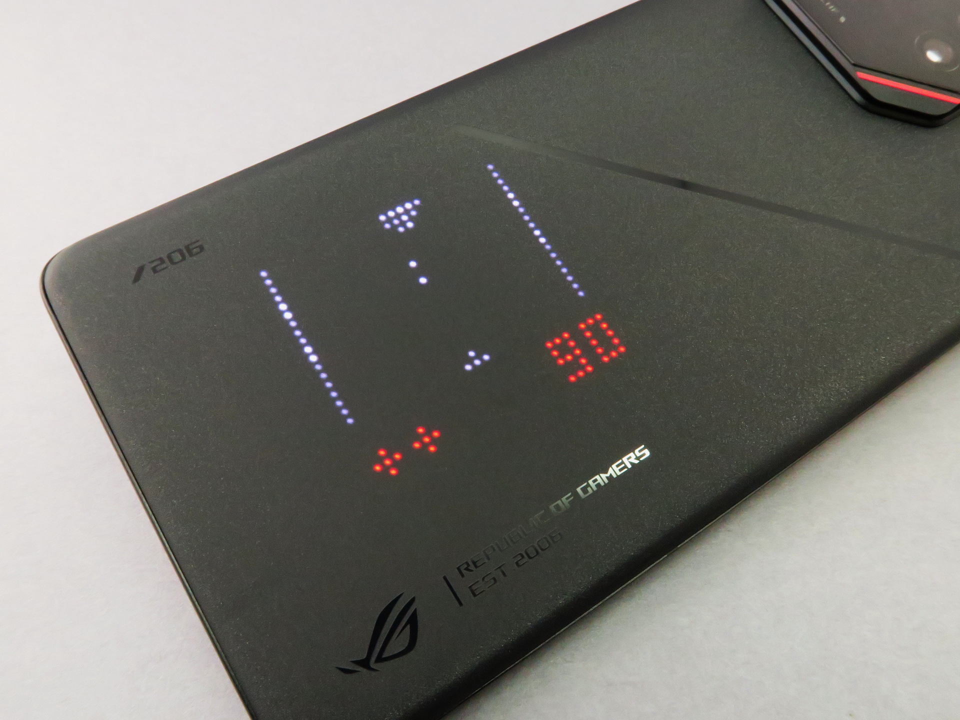 背面のLEDで楽しめる［エアロインベーダー］。本体右側面（写真上部側）の［AirTrigger］で操作する