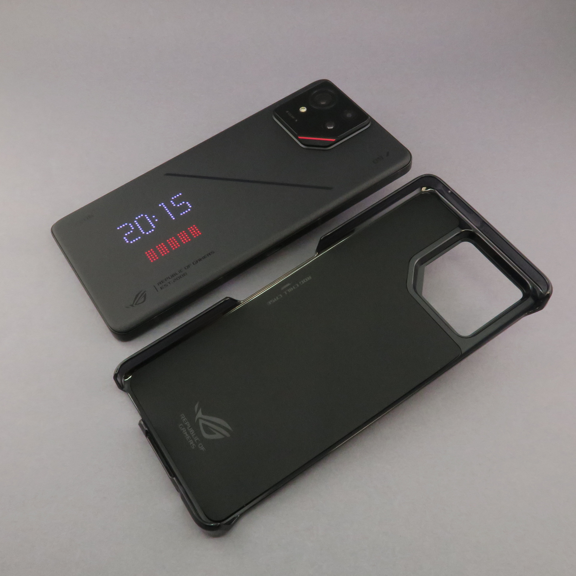 「ROG Phone 9」シリーズのアクセサリーとして販売される「ROG Phone Chill Case」。液冷式のベイパーチャンバーを内蔵した世界初のケース。本体中央のチップセット（SoC）周辺の温度を最大17％低下できるという