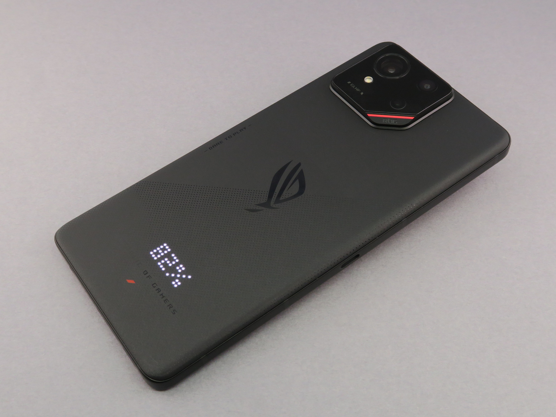 「ROG Phone 9」の背面はマット仕上げ。中央に中央に「ROG」ブランドの「Fearless Eye」のアイコンが光沢で刻まれる。本体下部側にはの「AniMe Vision」は85個のLEDでバッテリー残量や時刻を表示できる