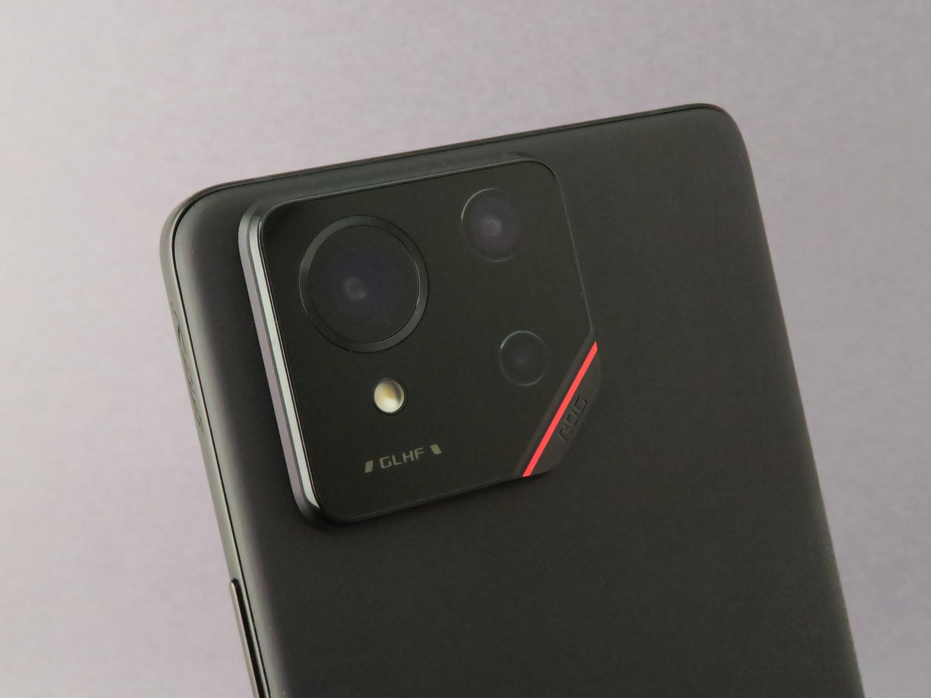 「ROG Phone 9」の背面には5000万画素広角カメラ（左上）、1300万画素超広角カメラ（右上）、500万画素マクロカメラ（右下）のトリプルカメラを搭載