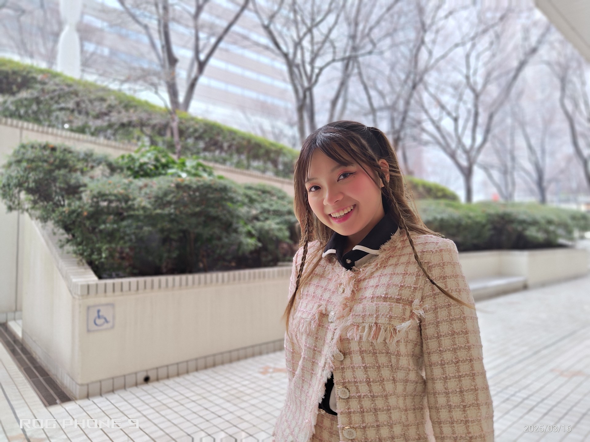 「ROG Phone 9」のポートレートで撮影。被写体にしっかりとピントが合い、背景のぼけ具合いも自然。モデル：望月ゆうり（X（旧Twitter）：<a href="https://x.com/Tiara00107">@Tiara00107</a>、<a href="https://www.instagram.com/mochi.yuri_/">Instagram：@mochi.yuri_</a>、所属：<a href="http://bonbon-famin.com/">ボンボンファミン・プロダクション</a>）