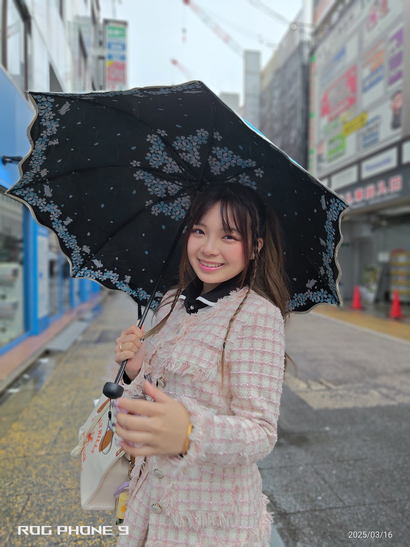 雨の中、傘をさした状態で「ROG Phone 9」で撮影したポートレート。濃色の傘にもかかわらず、被写体だけでなく、傘の柄もしっかりと再現