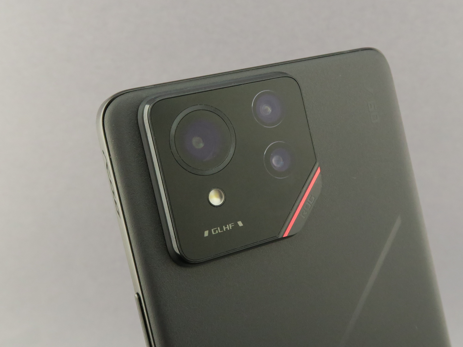 「ROG Phone 9 Pro」の背面には5000万画素広角カメラ（左上）、1300万画素超広角カメラ（右上）、3200万画素望遠カメラ（右下）のトリプルカメラを搭載