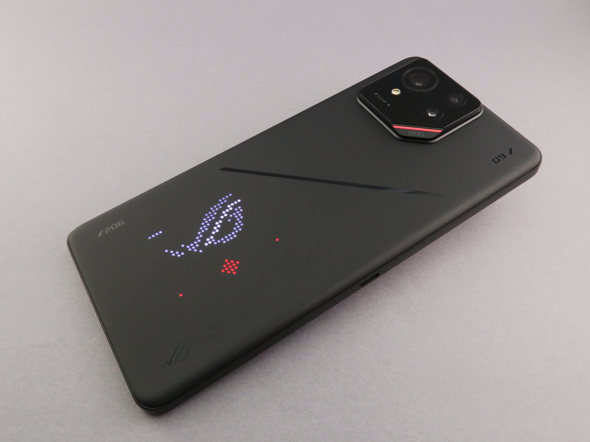 「ROG Phone 9 Pro」の背面はマット仕上げながら、光沢のスラッシュパターンをあしらったデザイン。648個のLEDが埋め込まれた「AniMe Vision」は多彩な表現に加え、ミニゲームも楽しめる