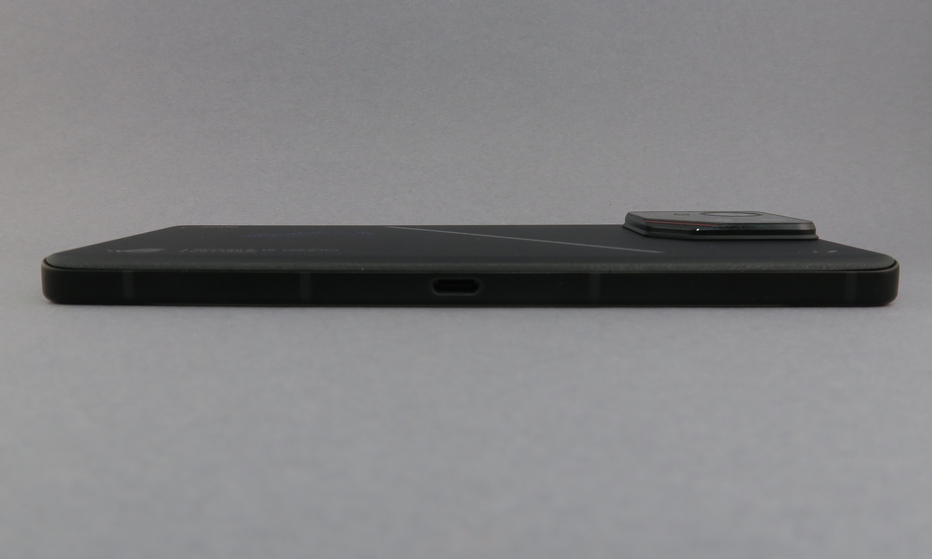 「ROG Phone 9 Pro」の左側面。「ROG Phone 9」も共通。少し見えにくいが、中央付近にUSB Type-C外部舌俗端子を備える