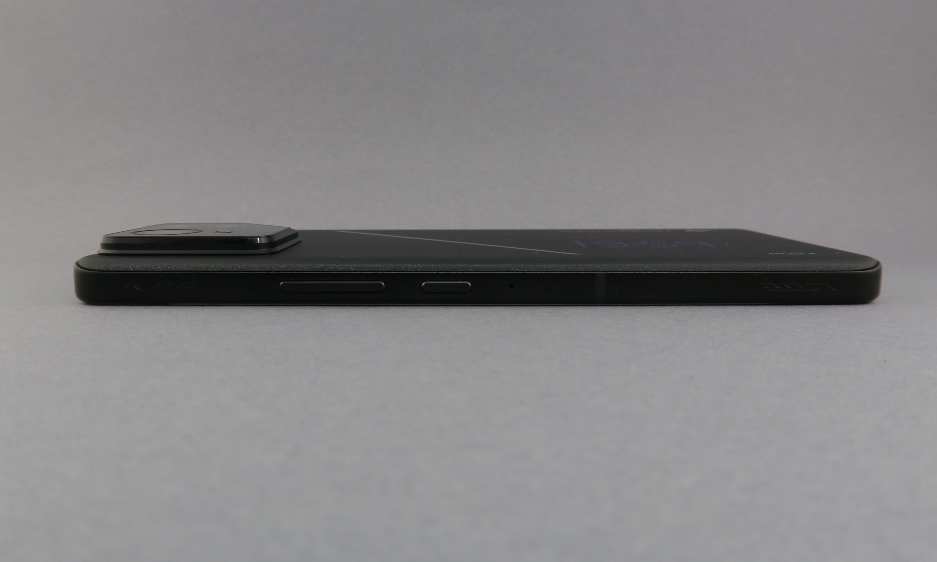 「ROG Phone 9 Pro」と「ROG Phone 9」の右側面には、シーソー式の音量キー、電源キーを備える。カメラ部は両機種共、実測で3mm程度の厚みがある