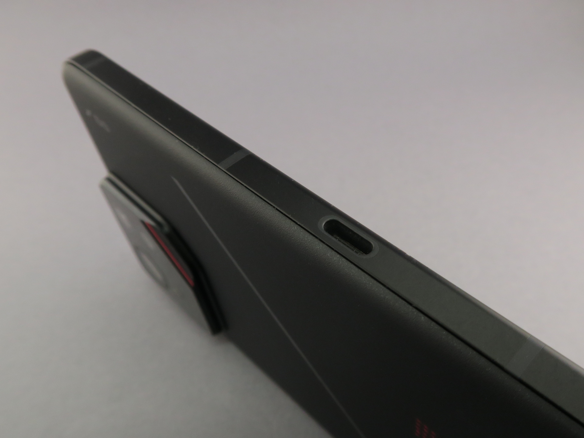 「ROG Phone 9 Pro」と「ROG Phone 9」の左側面には、端末を横向きに持ったときにも充電が可能なUSB TYpe-C外部接続端子（サイドマウントコネクター）を備える。両方に充電ケーブルを接続すると、側面側がマスターになり、下部側は充電時の電流などが制限される