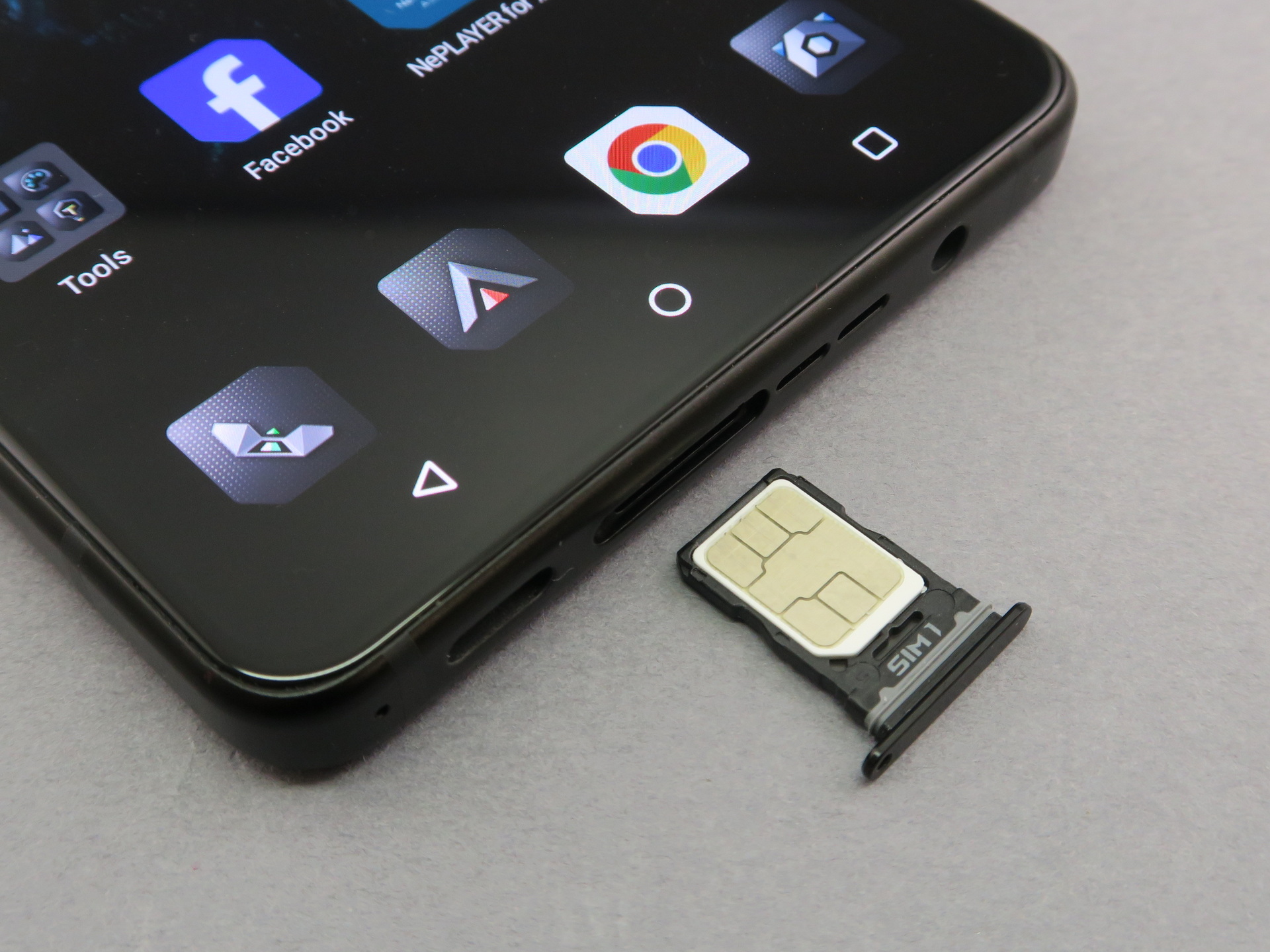 本体下部の中央にピンで取り出すタイプのSIMカードスロットを備える。SIMカードトレイは表裏にnanoSIMカードを1枚ずつ装着可能。eSIMにも対応する