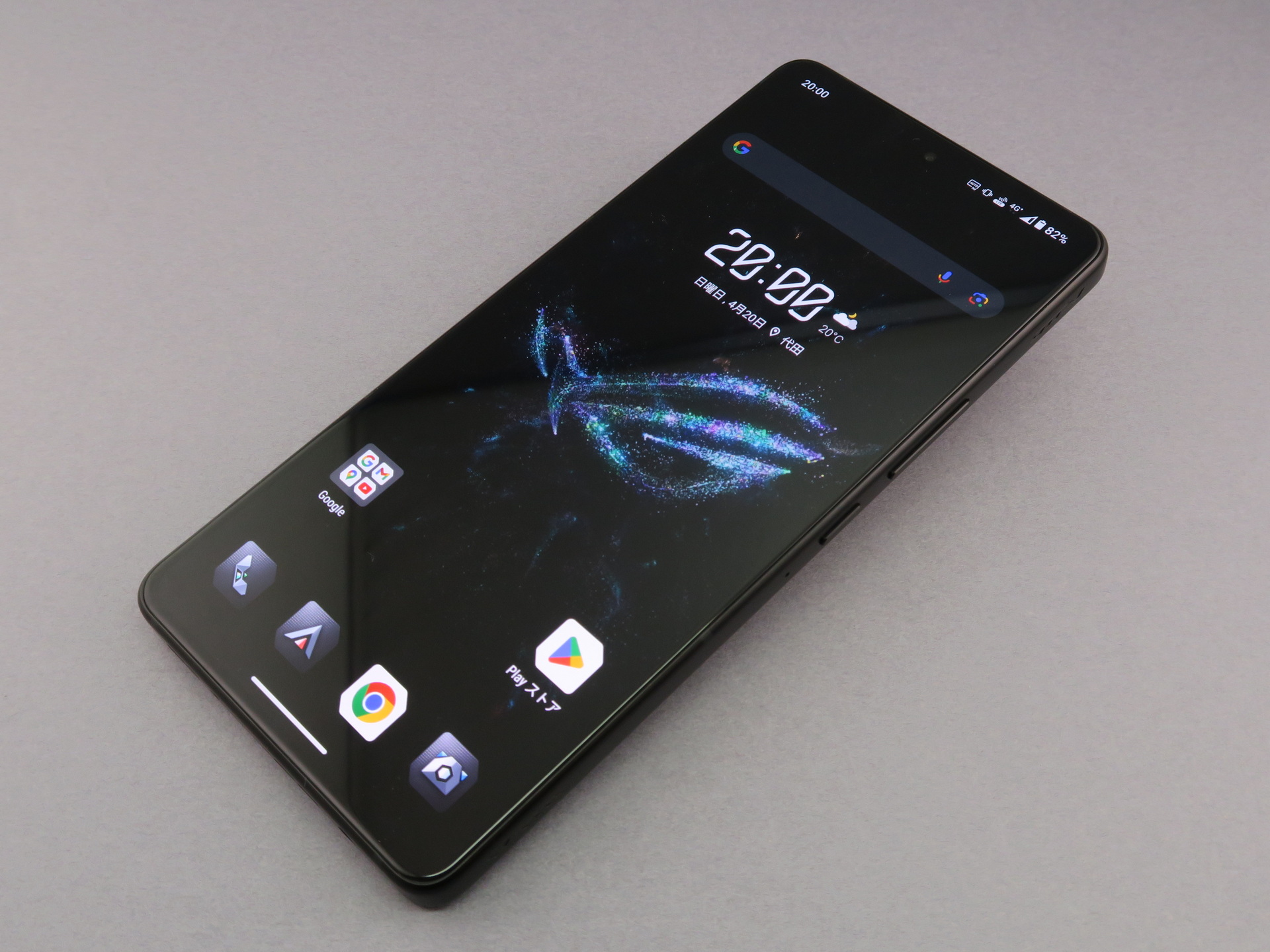 ASUS「ROG Phone 9」、大きさ：約163.8mm（高さ）×77mm（幅）×8.9mm（厚さ）、約227g（重さ）、カラー：ファントムブラック（写真）、ストームホワイトをラインアップ