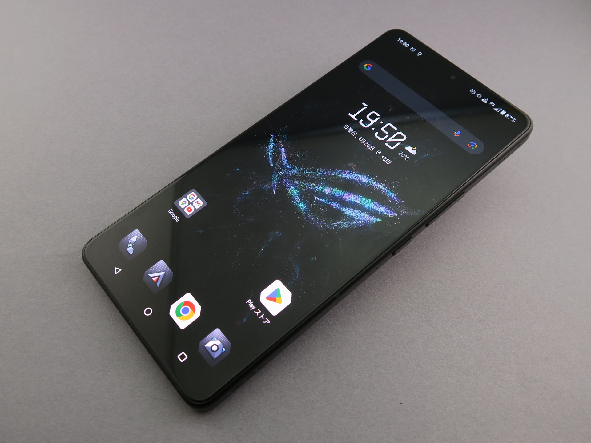 ASUS／au「ROG Phone 9 Pro」、大きさ：約163.8mm（高さ）×77mm（幅）×8.9mm（厚さ）、約227g（重さ）、カラー：ファントムブラック（写真）