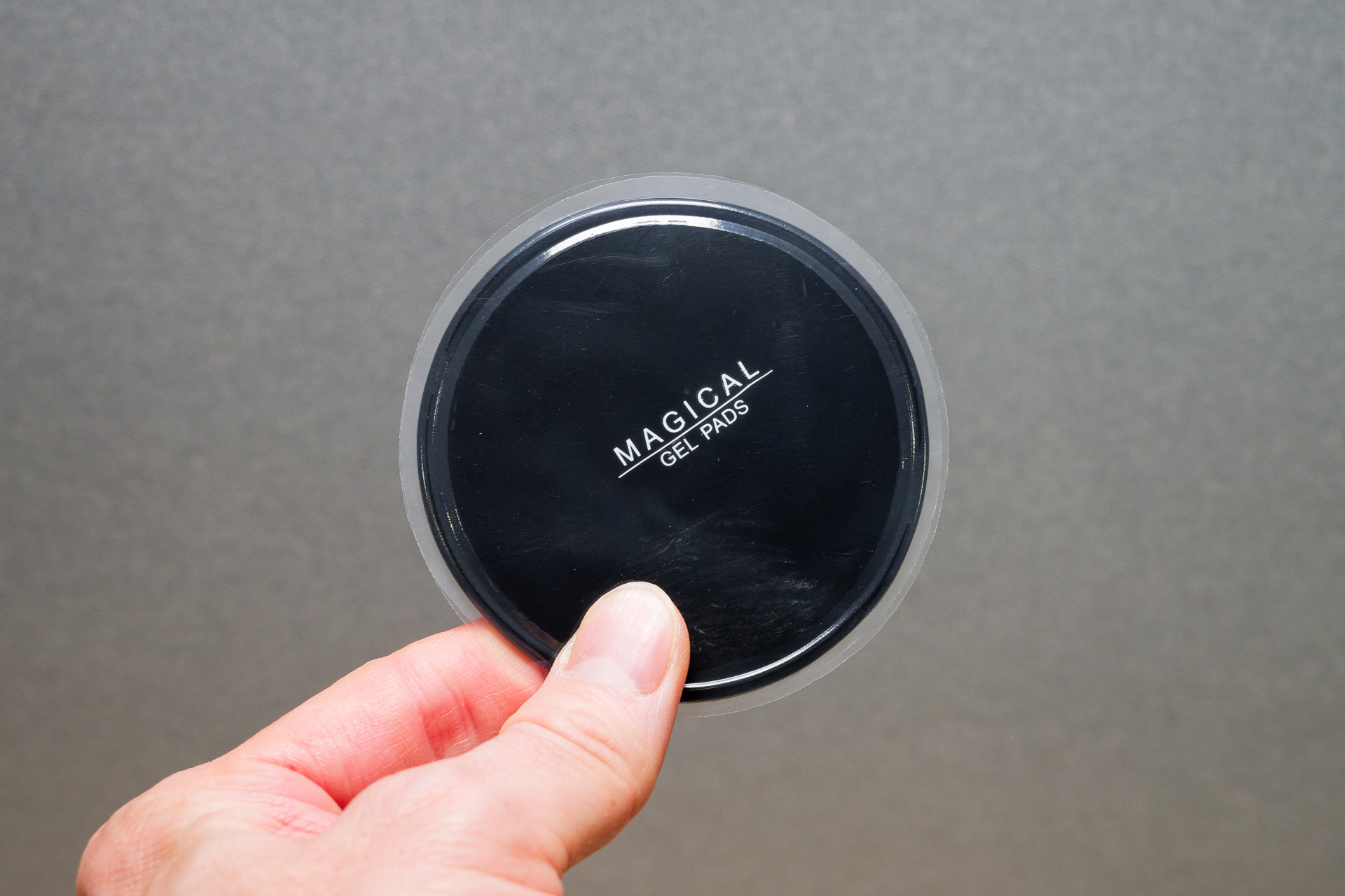 この丸いタイプは直径8cm、厚み3mm程度