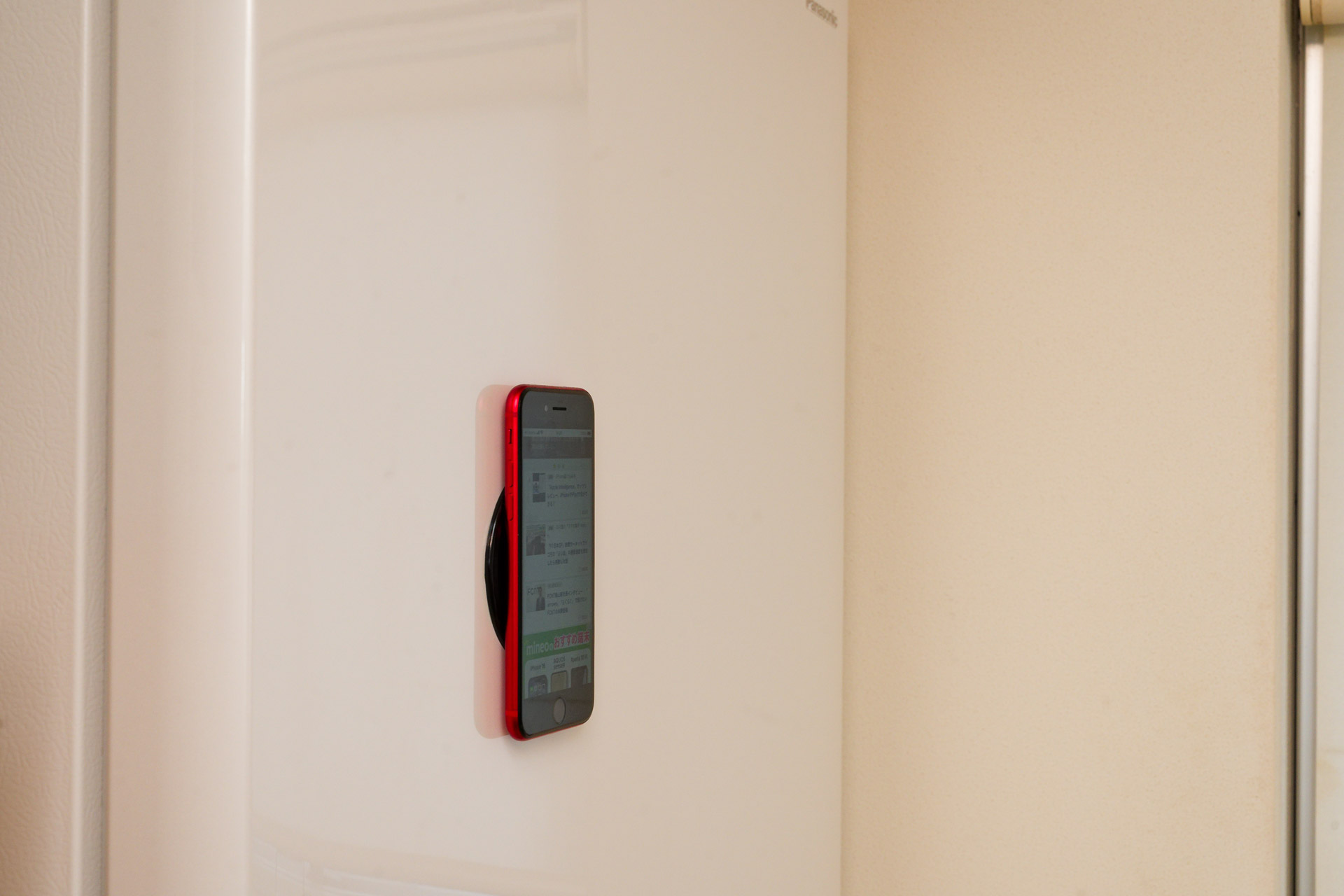 さらにスマホをくっつける。垂直でも、冷蔵庫のドアを開閉しても落ちたりしない