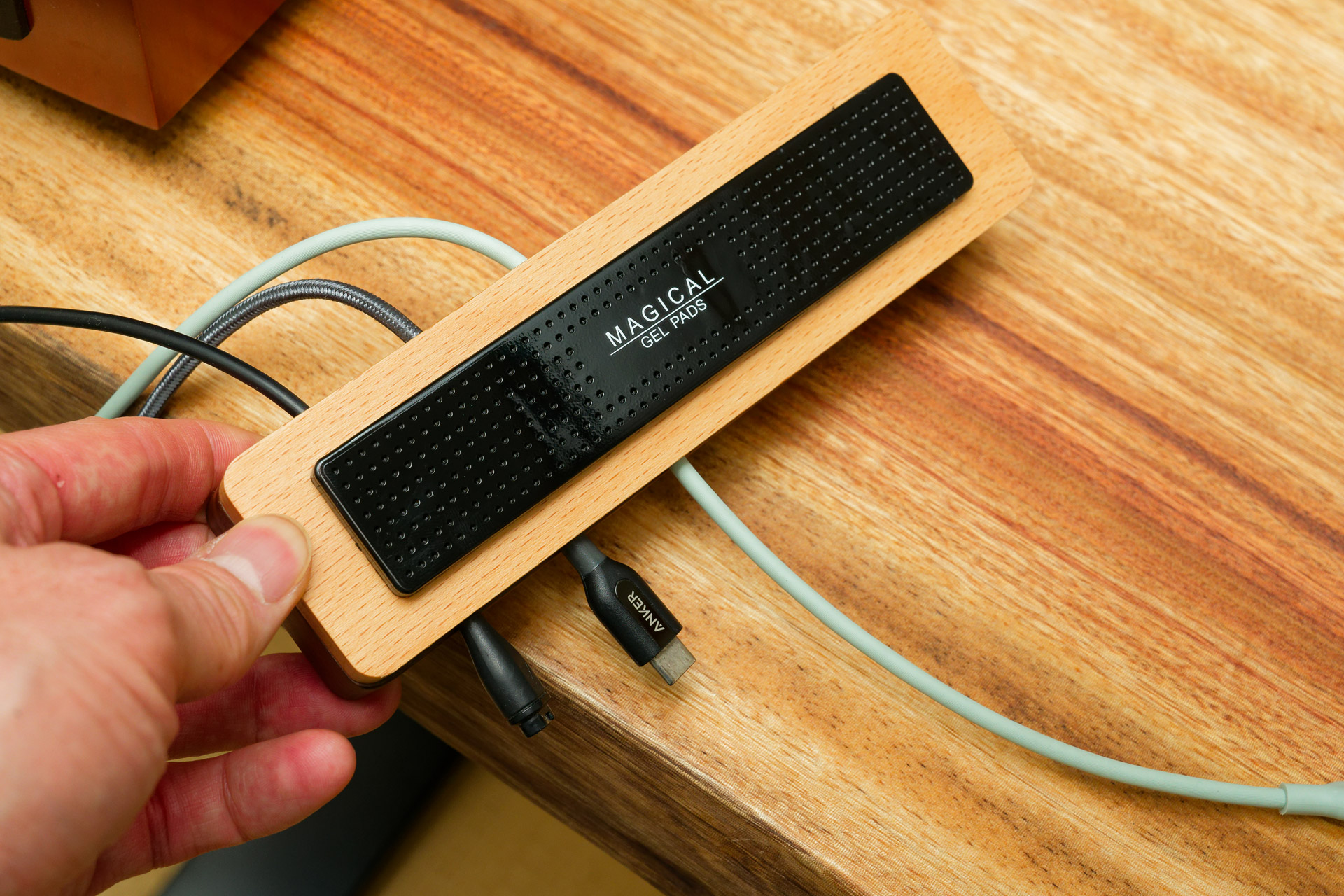 木製ケーブルホルダーの滑り止めにも使ってみた