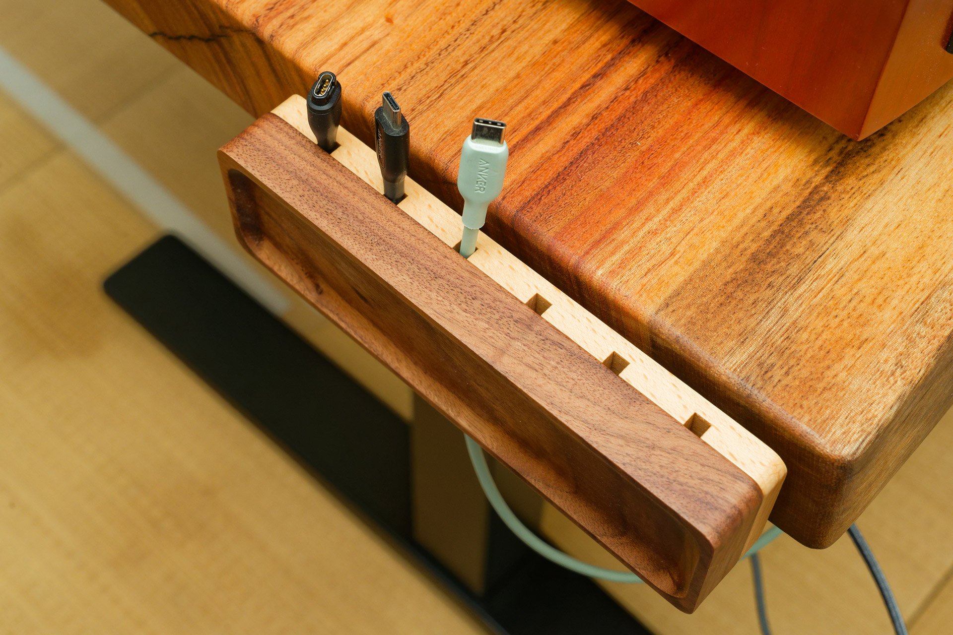 デスクの側面にも余裕で張り付いた