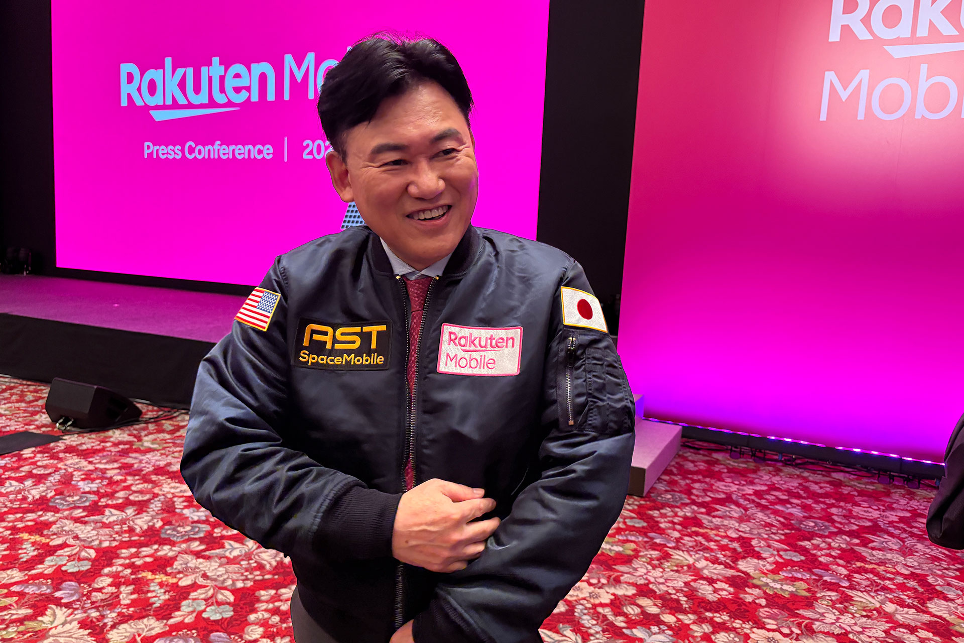 今回の衣装をあらためて見せる三木谷氏。肩には米国と日本の国旗