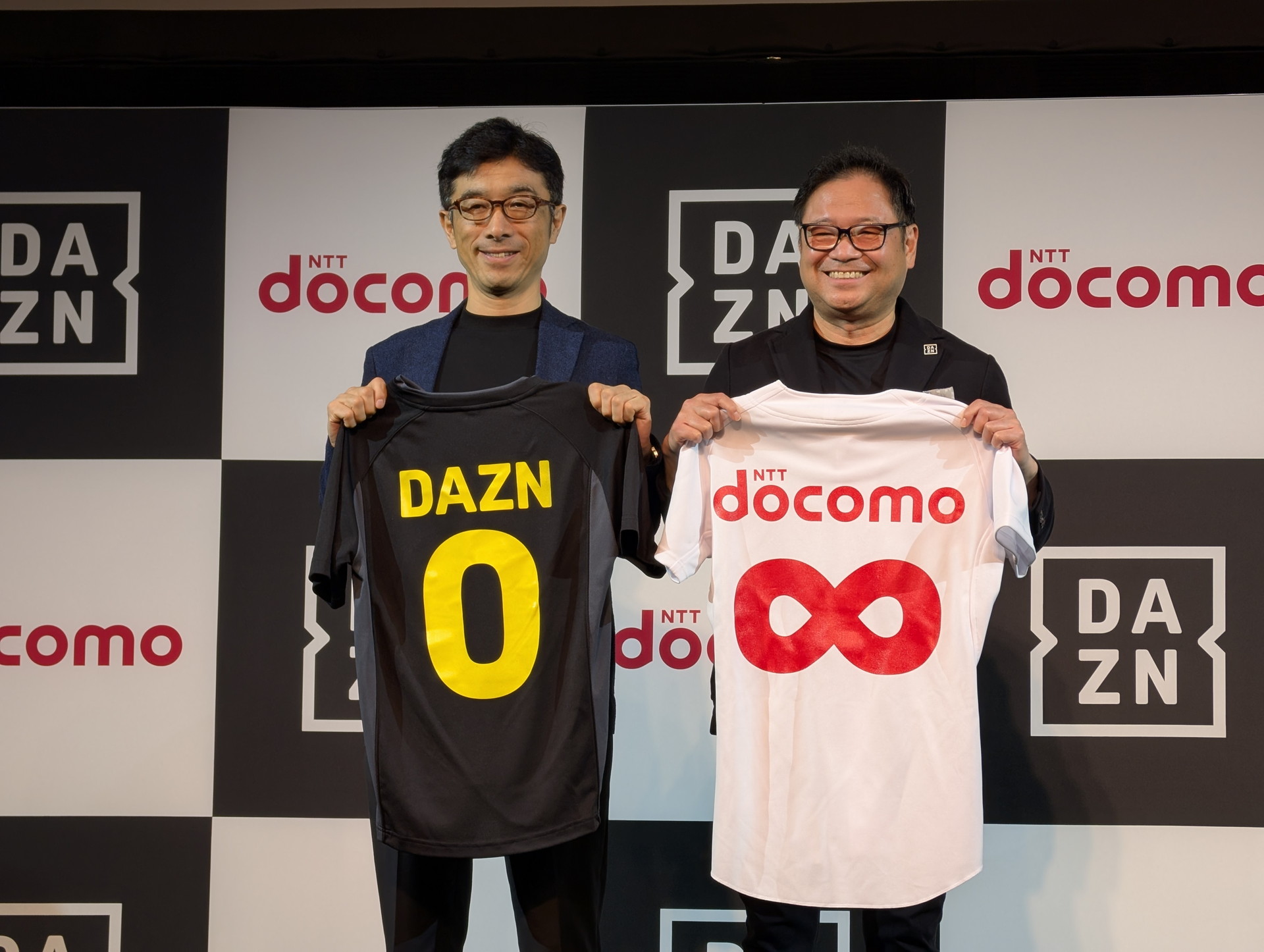 左からNTTドコモ 齋藤武副社長、DAZN Japan Investment 笹本裕CEO