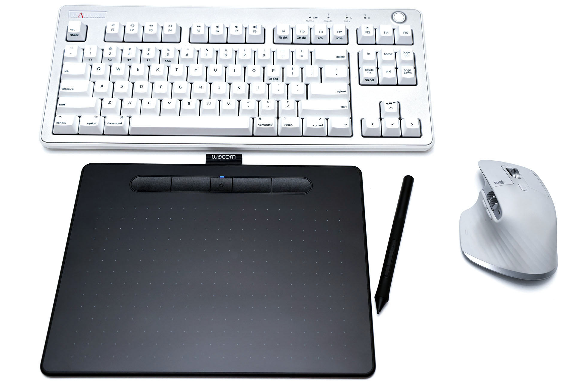 ワコム「Wacom Intuos Medium ワイヤレス ブラック（CTL-6100WL／K0）」は薄くて軽い板タブ。PCとはUSBもしくはBluetoothで接続できる。使わないときは本棚とかに立てておける。