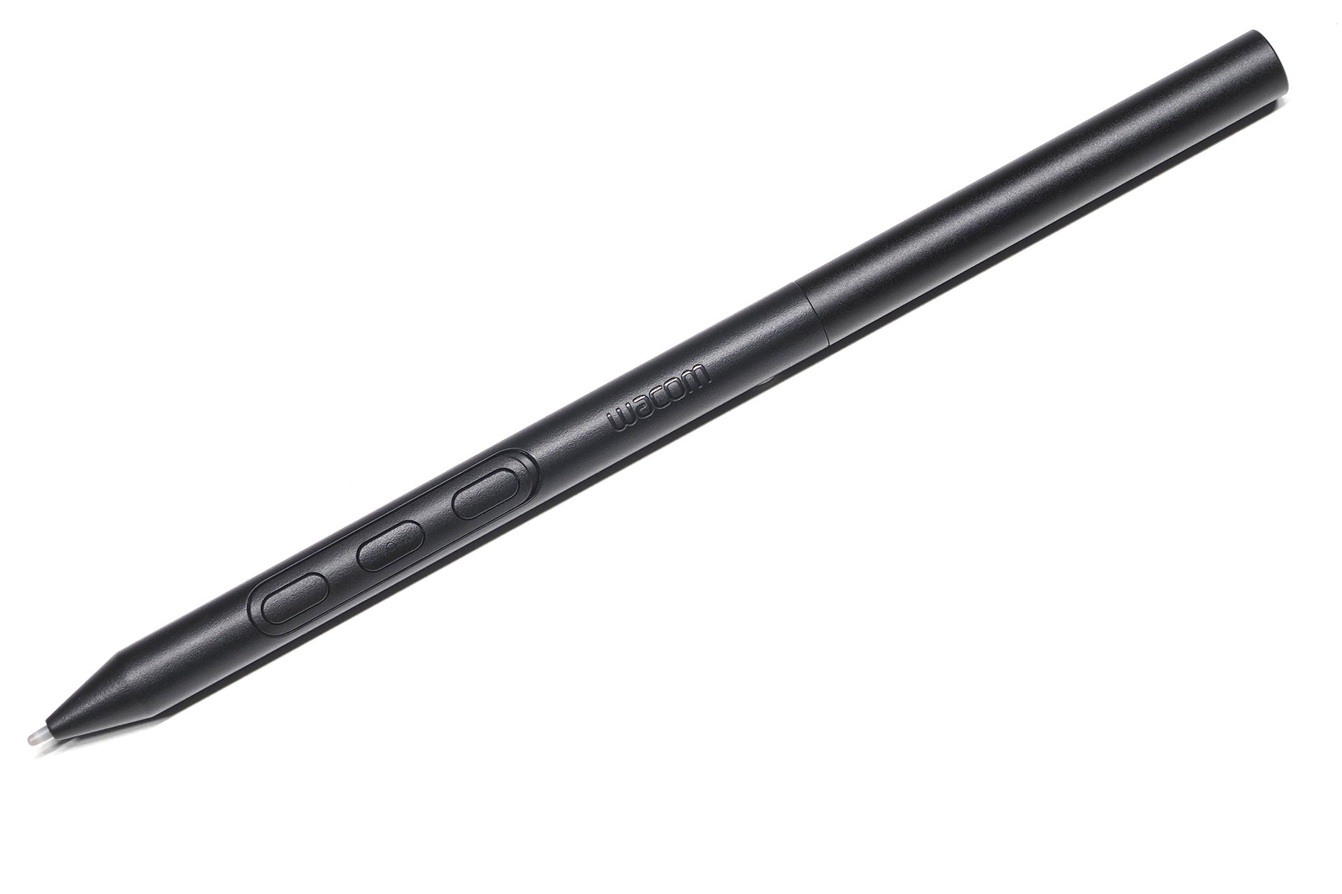 Wacom Movink 13に付属するWacom Pro Pen 3（替え芯ホルダー付き）。太さは好みがあると思うが、これは細め。ペン先もかなり細めなので、描画ポイントを見やすい。なおWacom Movink 13とペン先の視差はほとんどナイというレベル。なので、たとえば丸を描いて、書き出しと書き終えを正確につなぐのも容易だ。