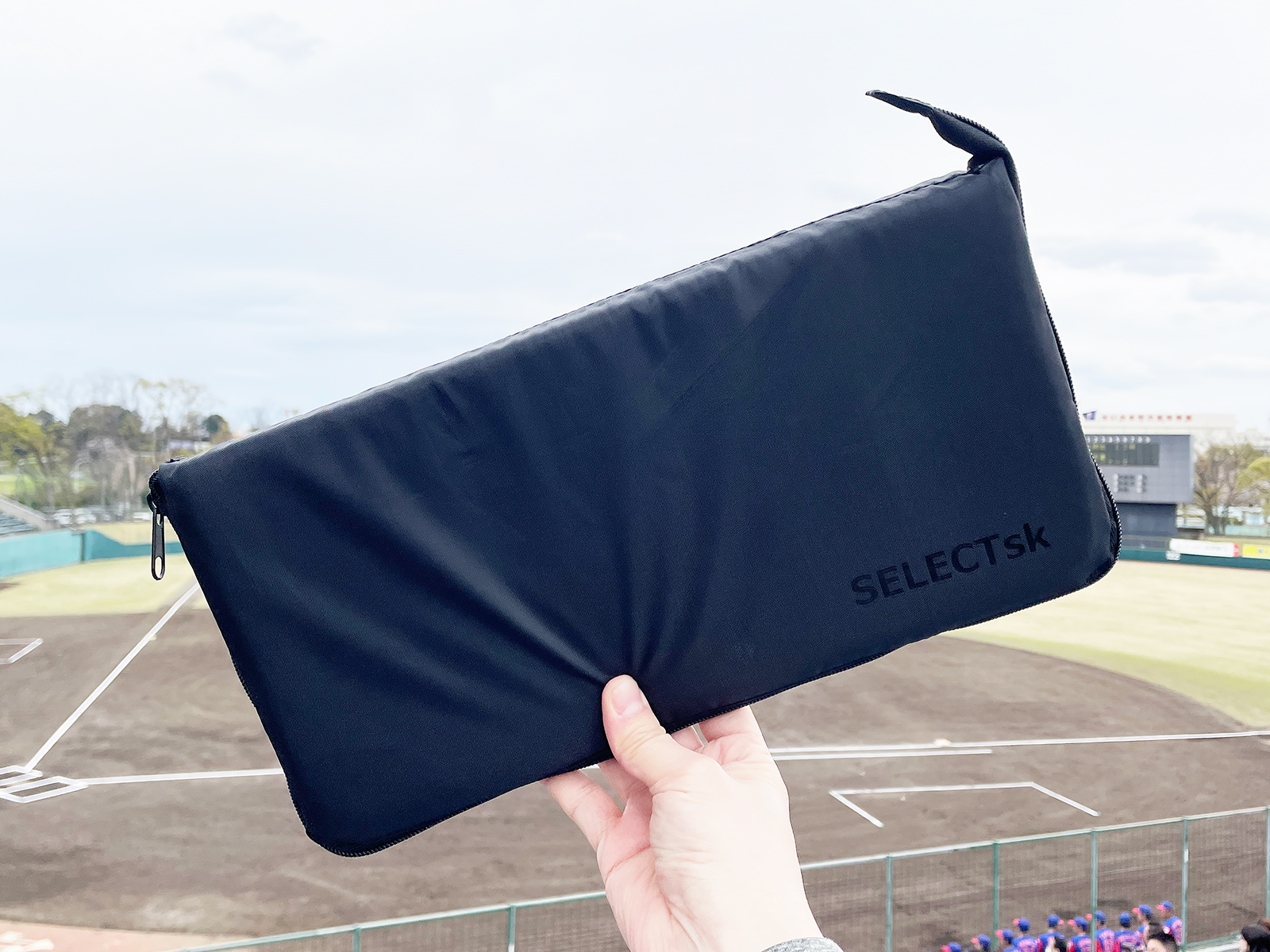 荷物収納ネット付きのクッションマット。通常時は二つ折りになっているので持参もしやすいサイズです。