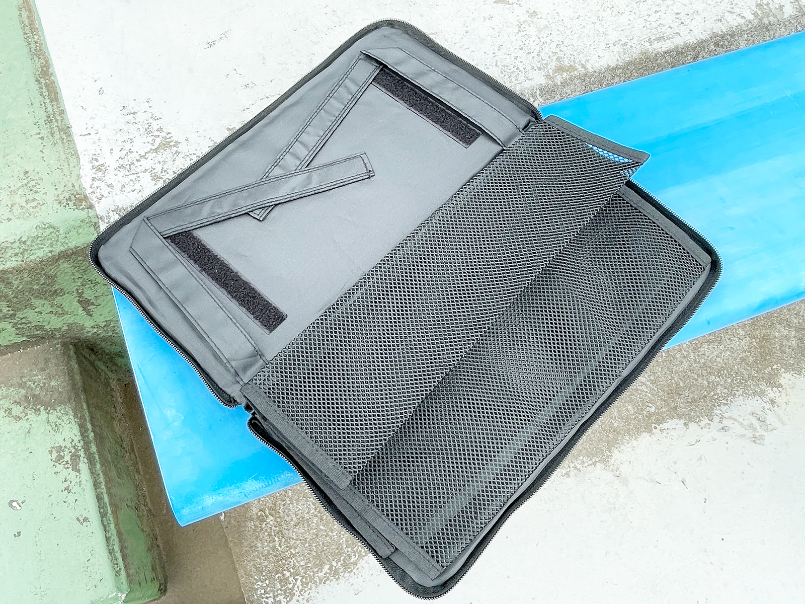 まず、ファスナーを開いて中のネットを取り出します。