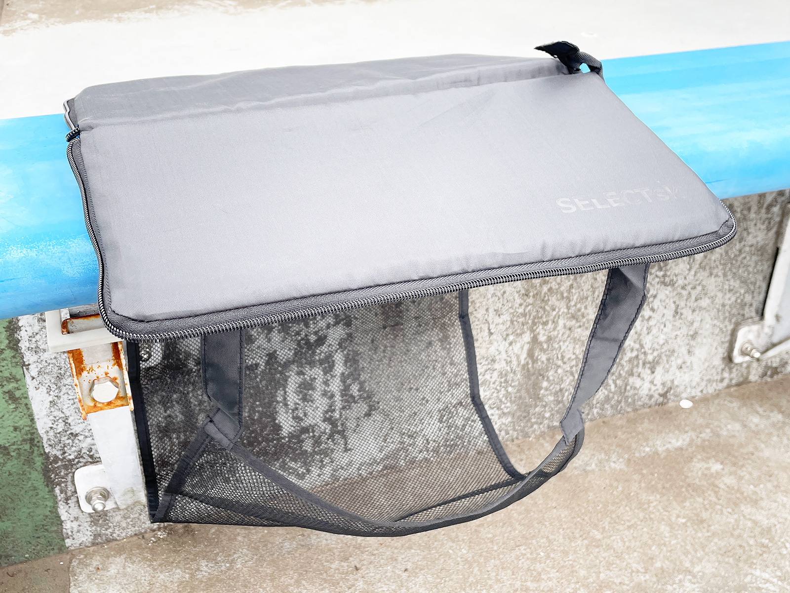 座面の下に荷物収納スペースができました。