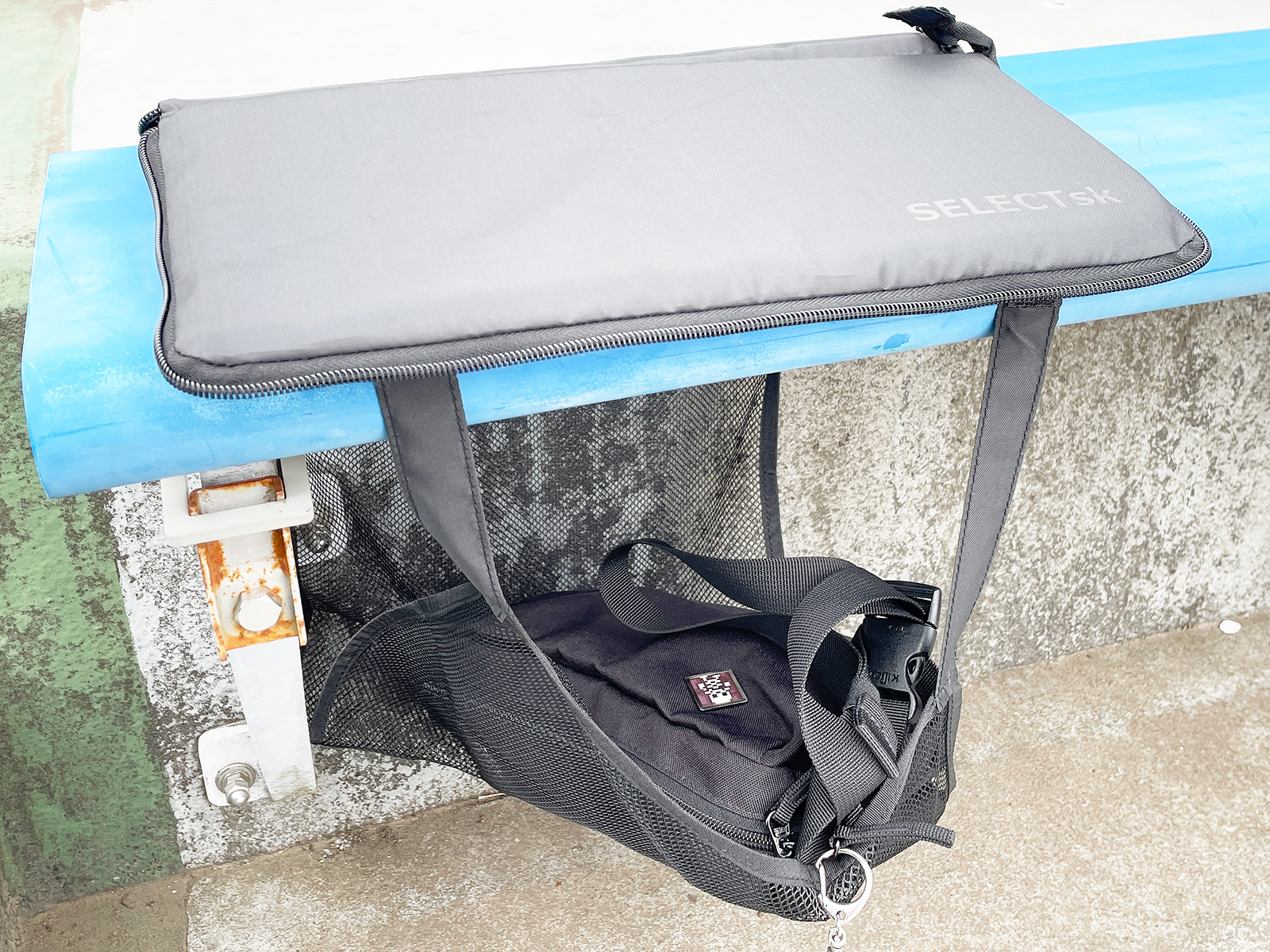 収納力は見た目よりも多く、極端に重くなければだいたい荷物は収まります。