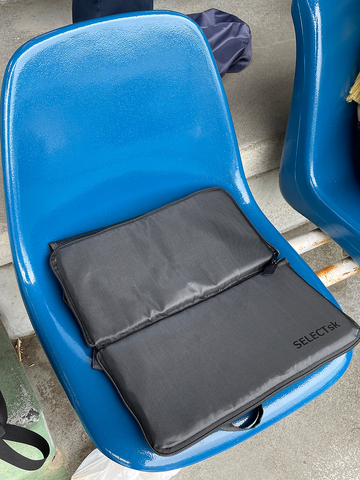 座面と背もたれの間にスペースが必要なため、一体型の椅子だとネットを展開できません。とはいえ座面クッションにはなります。