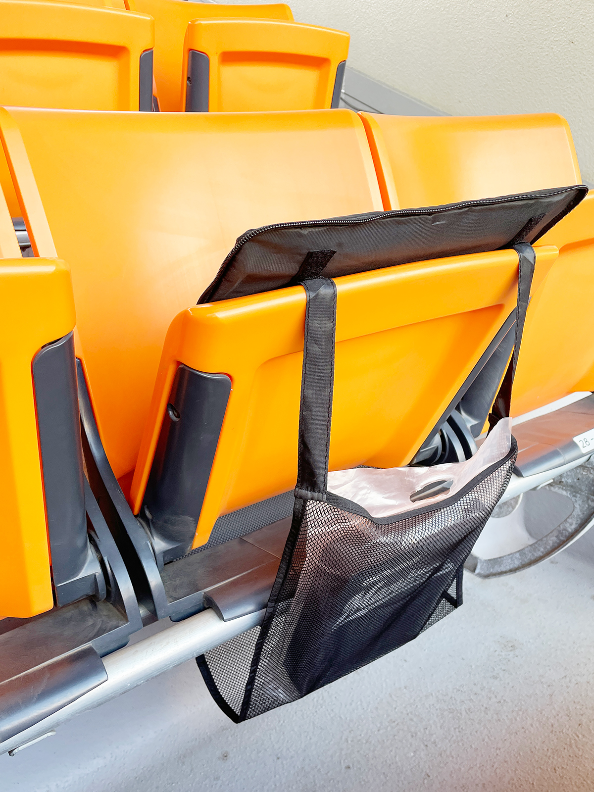 席を離れるときも装着したままでOK。自由席の場合は座席を確保していることの証明にもなります。