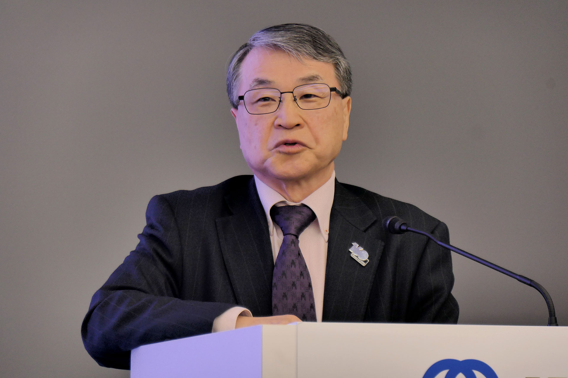 尾上誠蔵氏。1982年に日本電信電話公社に入社。2012年 株式会社NTTドコモ取締役 常務執行役員 CTO（Chief Technology Officer）、2017年 ドコモ・テクノロジ株式会社代表取締役社長、2021年 日本電信電話株式会社 CSSOを歴任。2023年より国際電気通信連合（ITU）電気通信標準化局長、現在に至る。2014年 文部科学省科学技術分野の文部科学大臣表彰 科学技術賞（開発部門）、2018年 紫綬褒章を受賞。