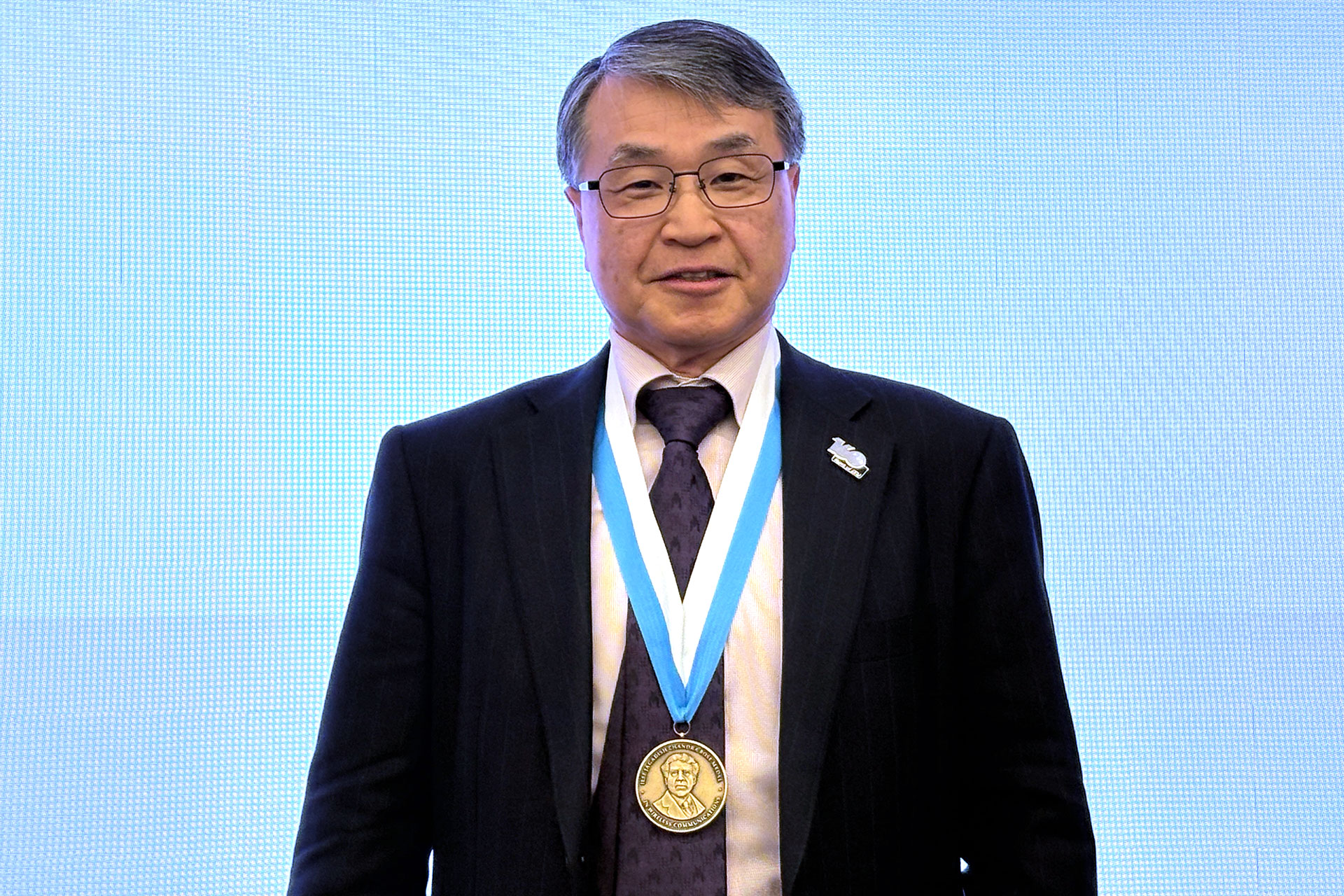IEEE Jagadish Chandra Bose Medal in Wireless Communicationsのメダルをかける尾上氏