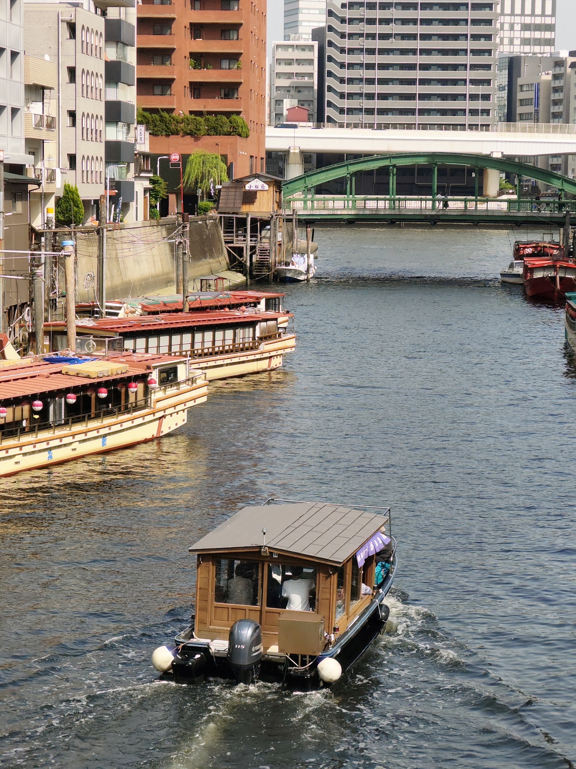 航行中の屋形船。望遠カメラでその後ろ姿を撮ったが、フォーカスもピッタリでまずまずの仕上がりになった。とっさのシャッターチャンスにも強いのが「Nothing Phone (3a)」だ