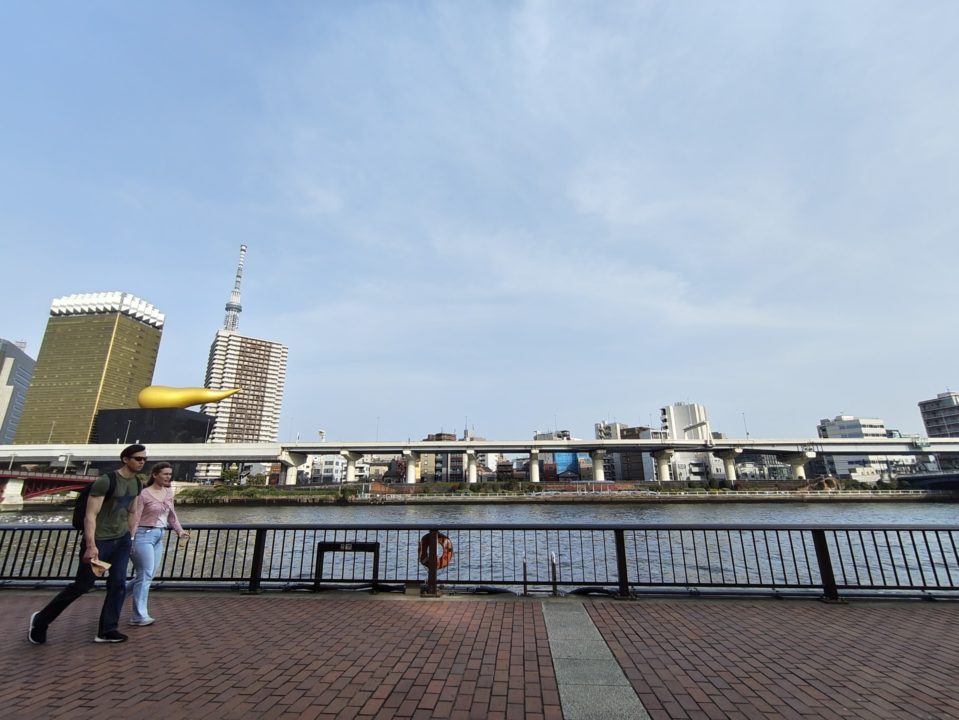 ウルトラワイドカメラは8メガピクセルだが、実用性は十分だ。隅田川沿いを歩く外国人観光客を撮ったが広々としたカットになった